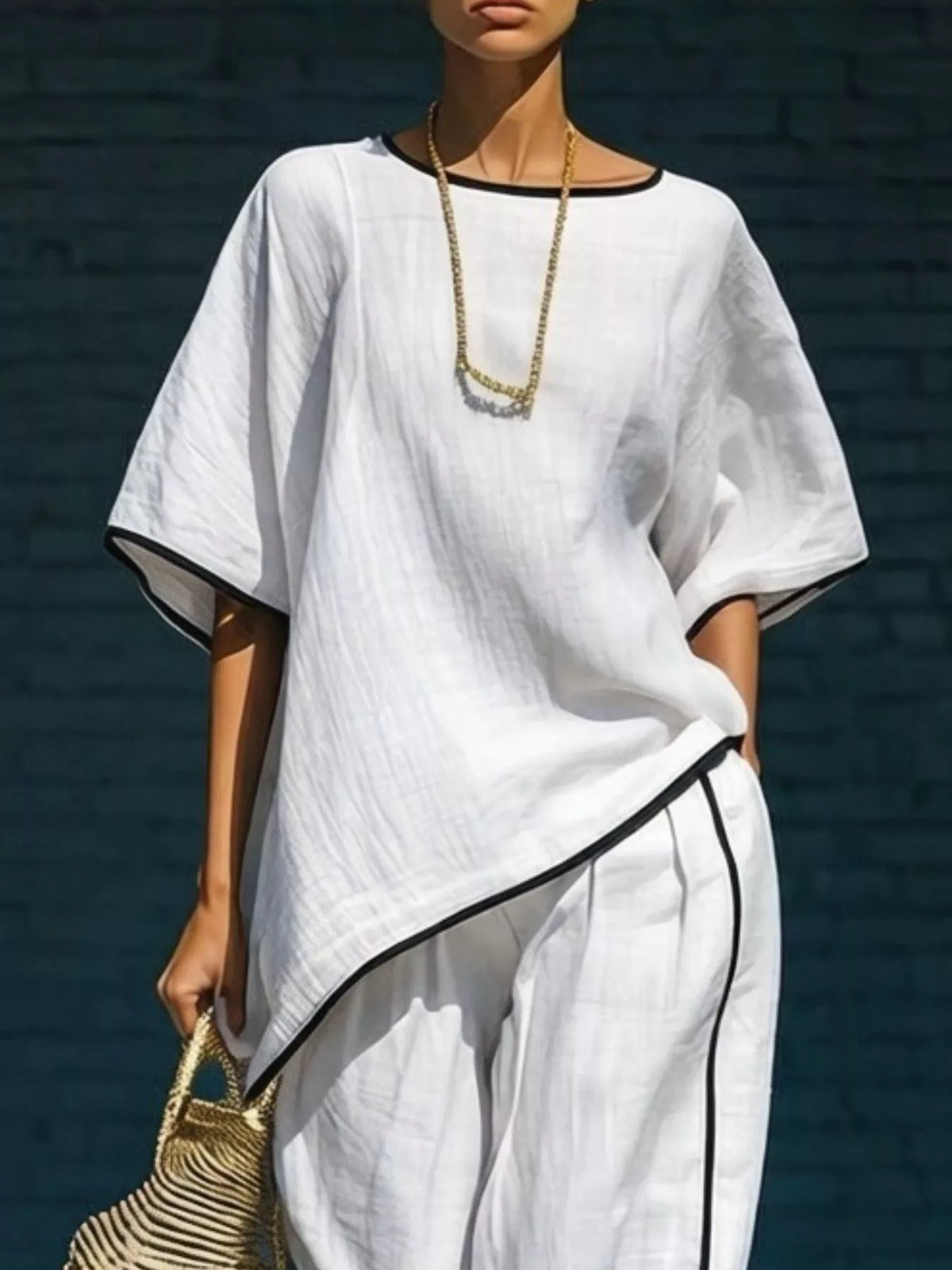 Round neck contrast trim top detail