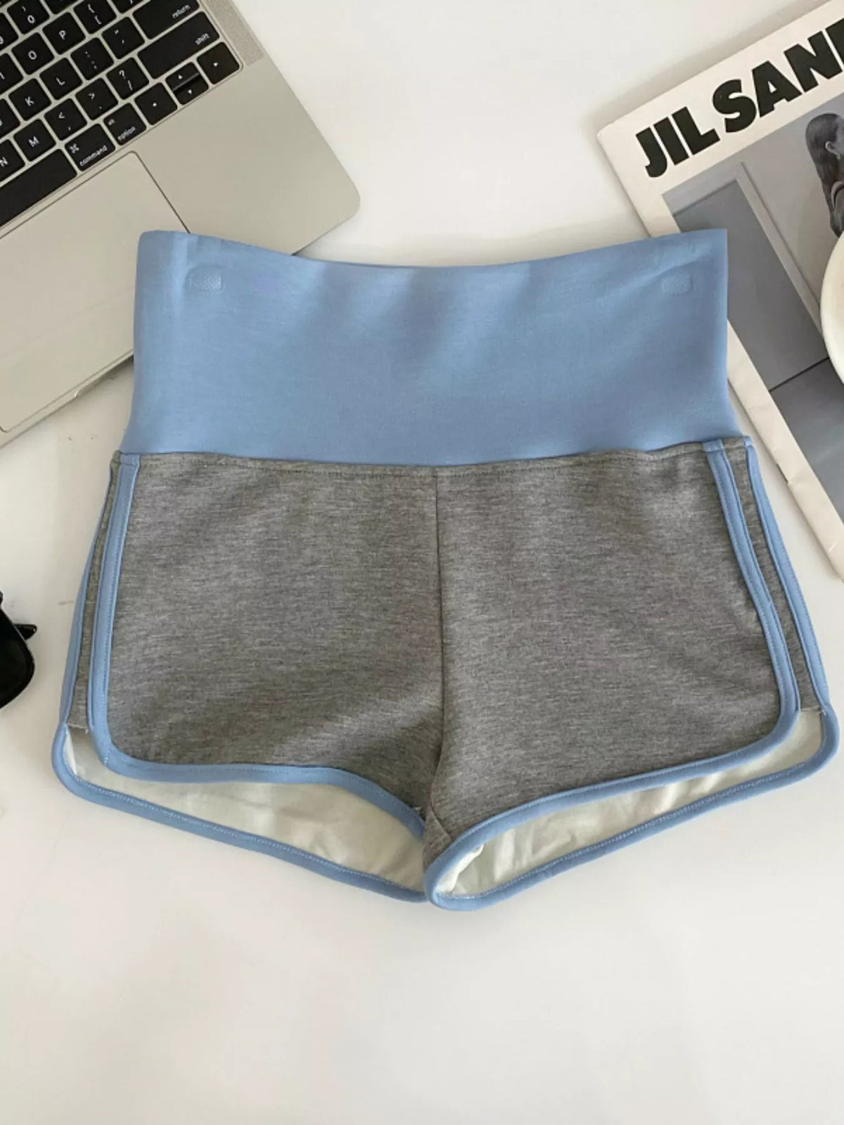 High waist contrast trim shorts, detail view