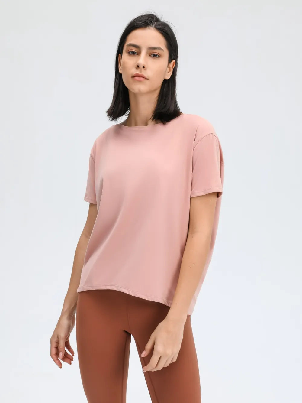 Round neck short sleeve active t-shirt neckline detail