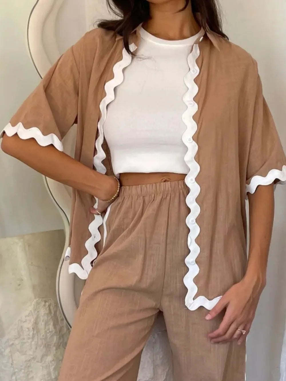 Contrast trim pants set detail