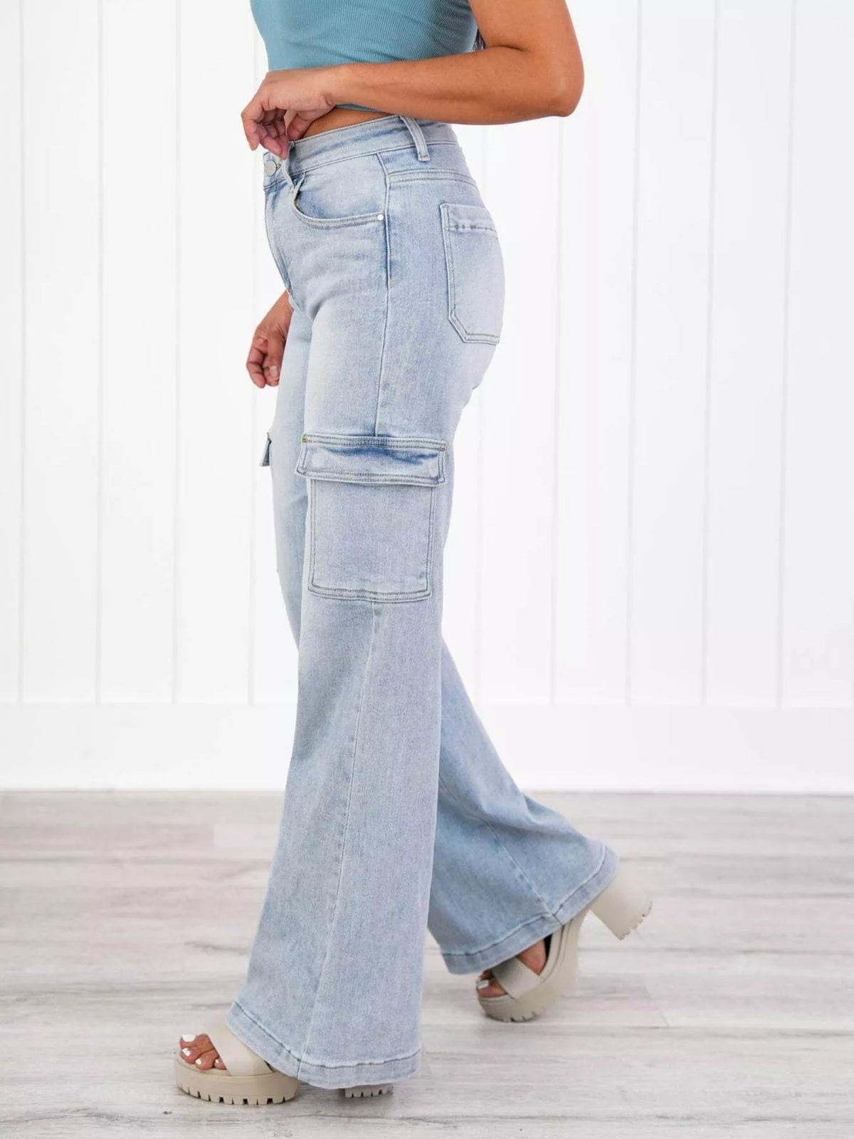 Wide leg cargo jeans pocket detail