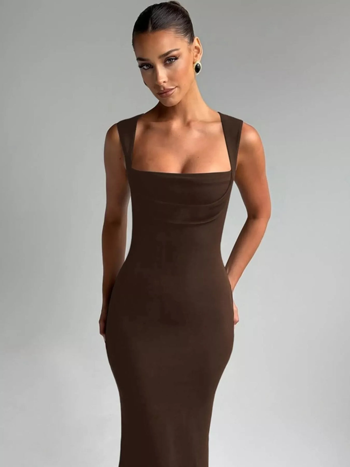 Detail of the shoulder strap on the sleeveless dress