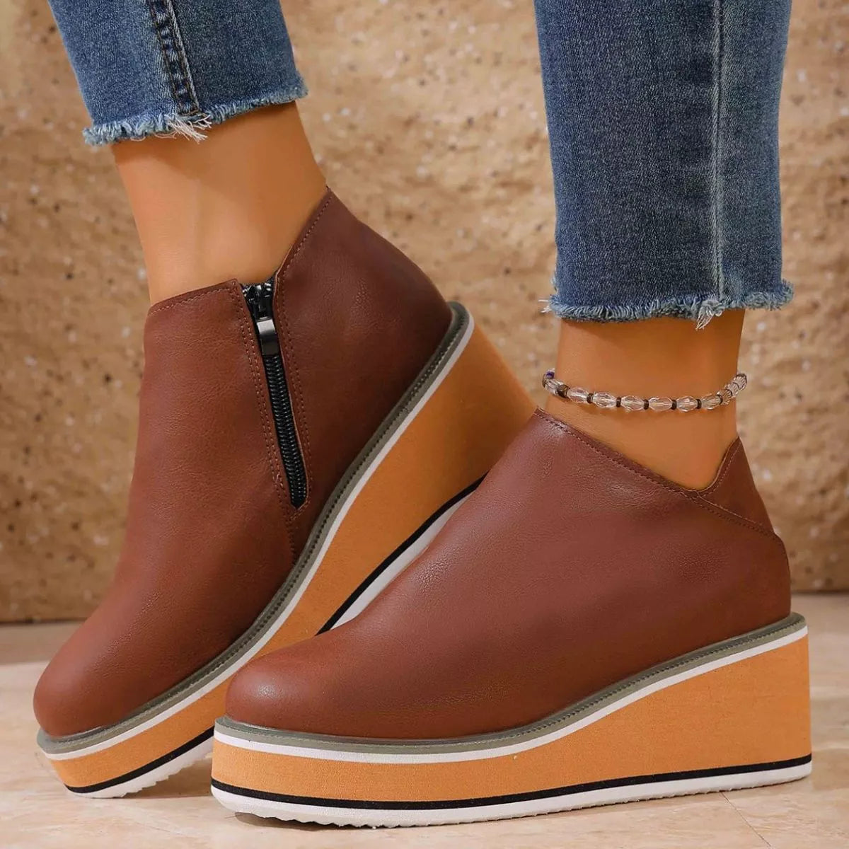 Wedge boots lining detail