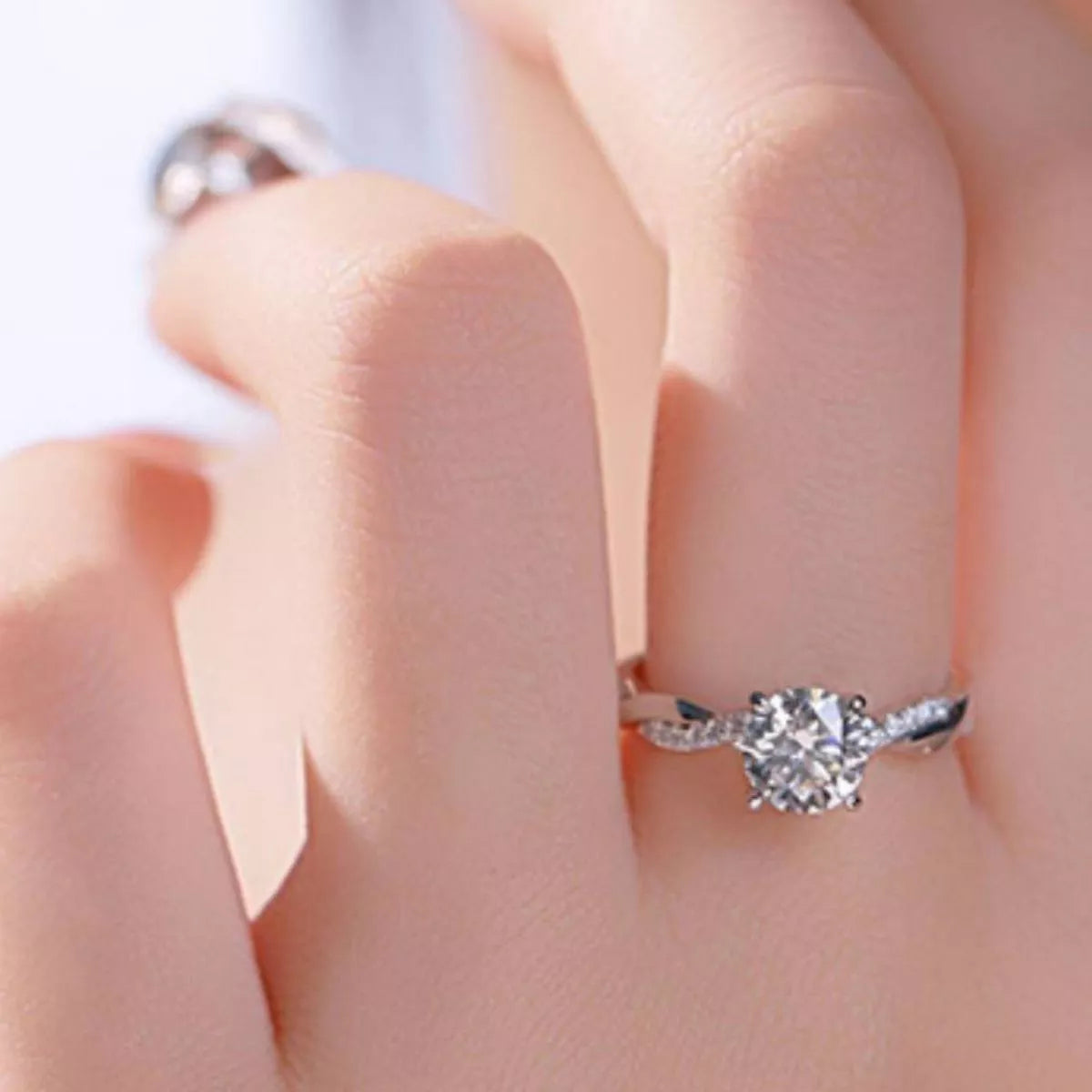 Top down view of the moissanite stone setting