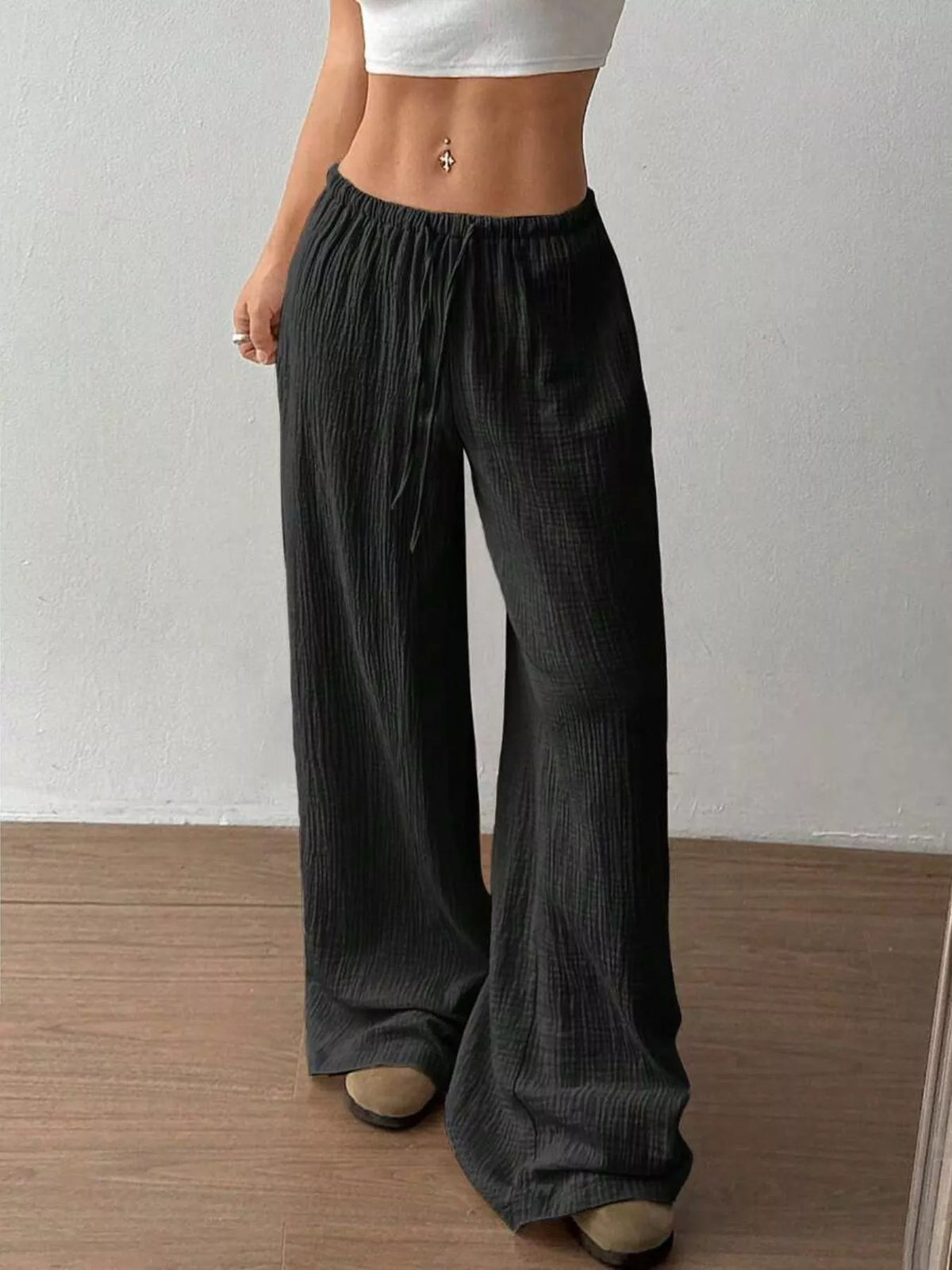 Pocket opening detail on the wide leg pants