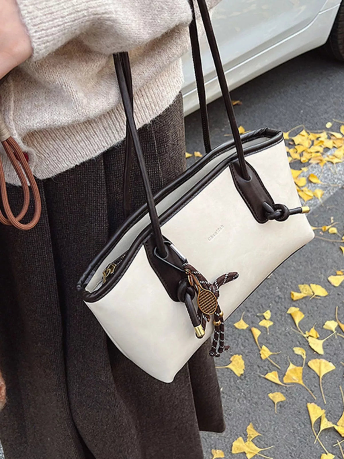 Leather shoulder bag in black