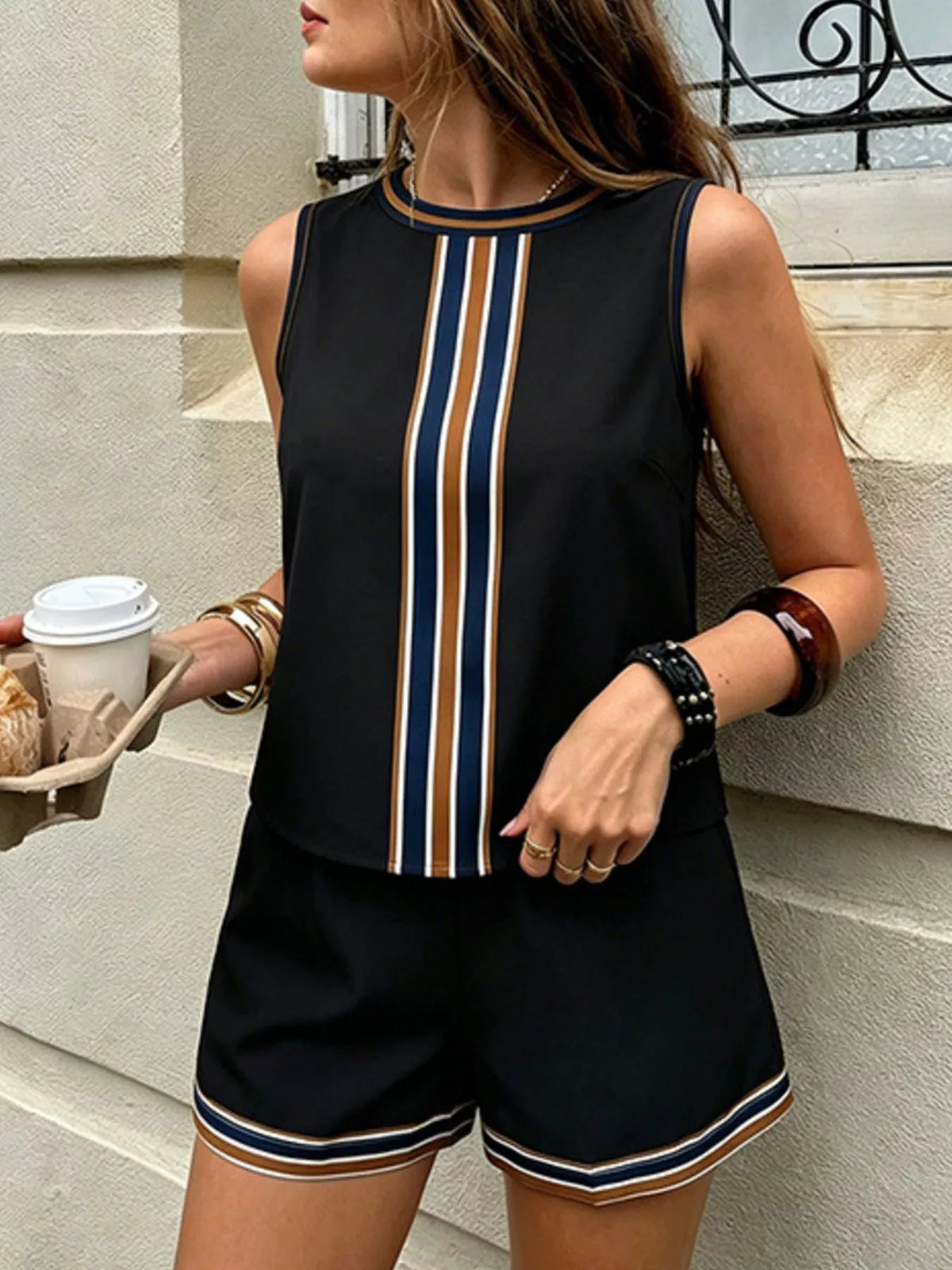 Striped set pocketed shorts close up