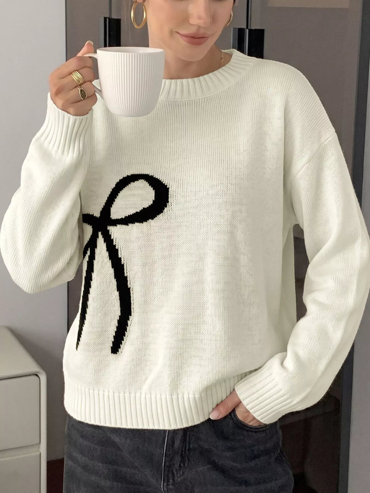 Round neck bow sweater styling look