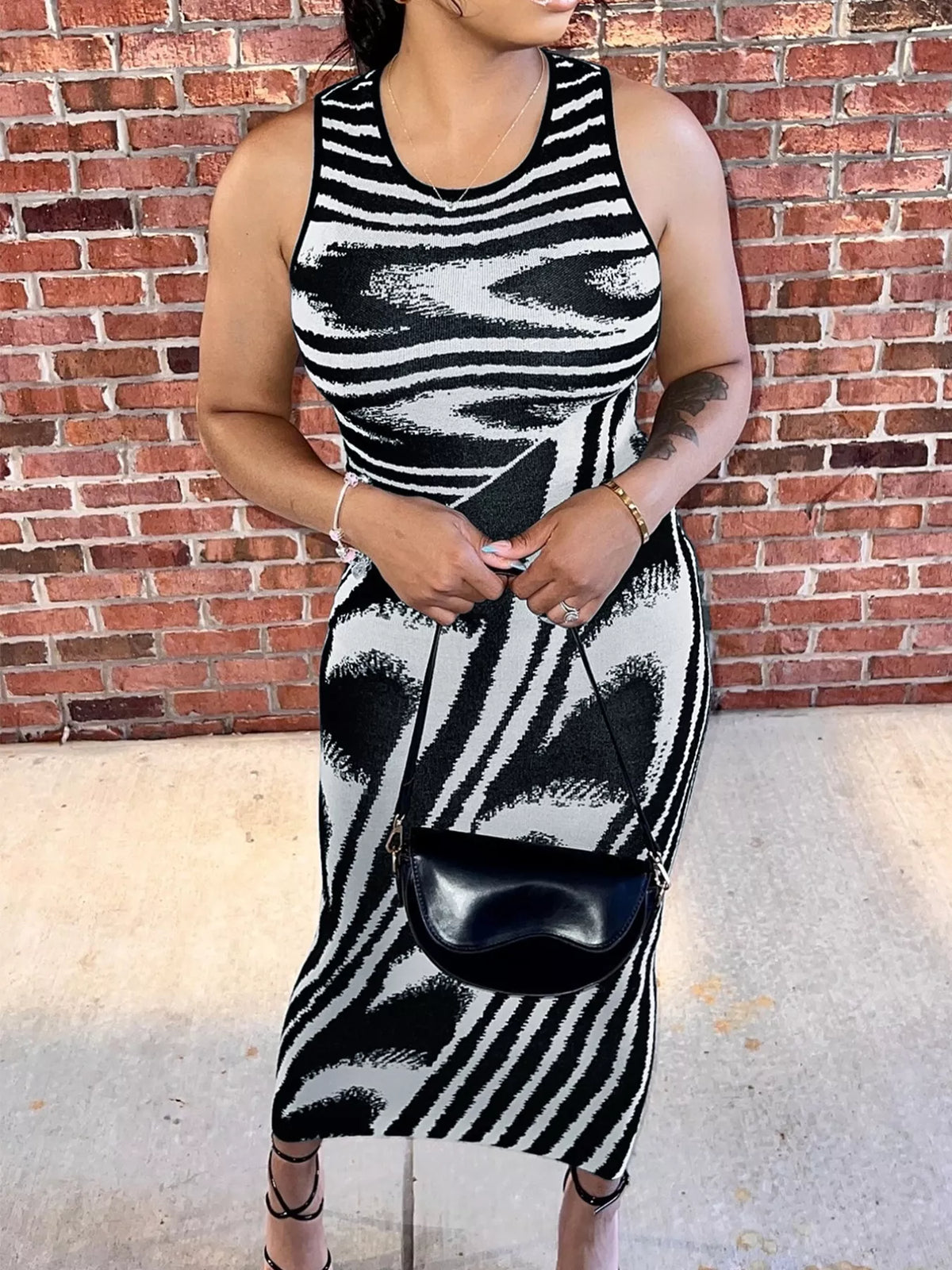 black abstract print bodycon maxi dress side view