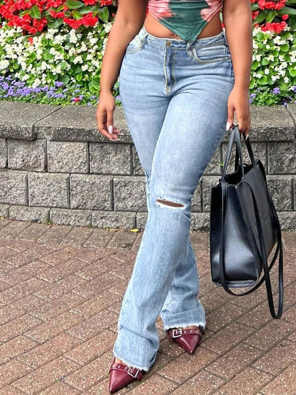 Ripped knee distressing flare denim detail