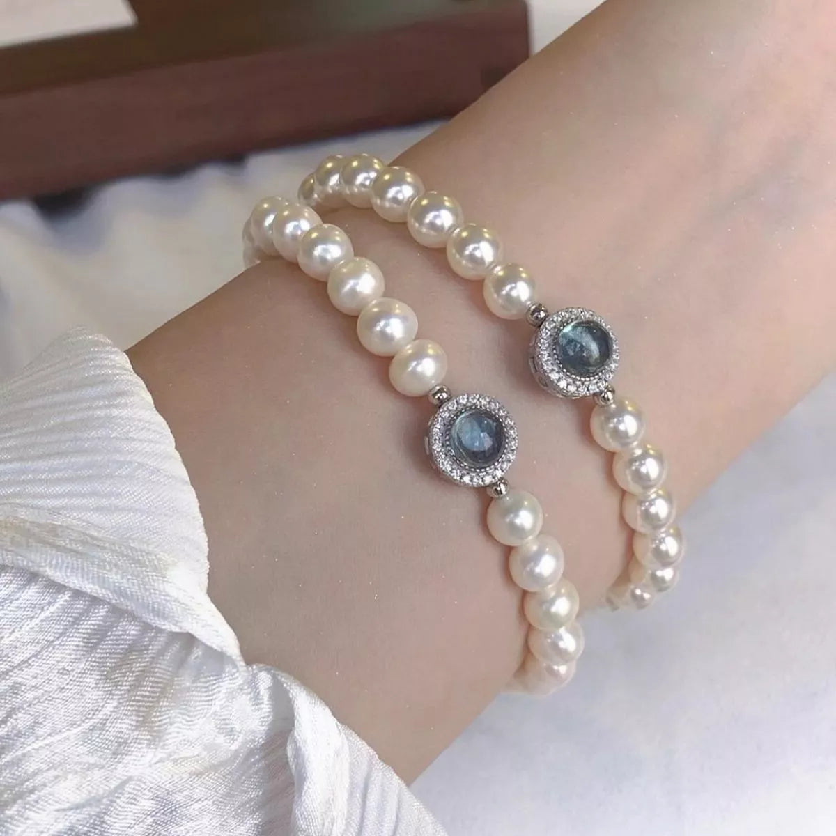 White sterling silver zircon pearl bracelet, side view