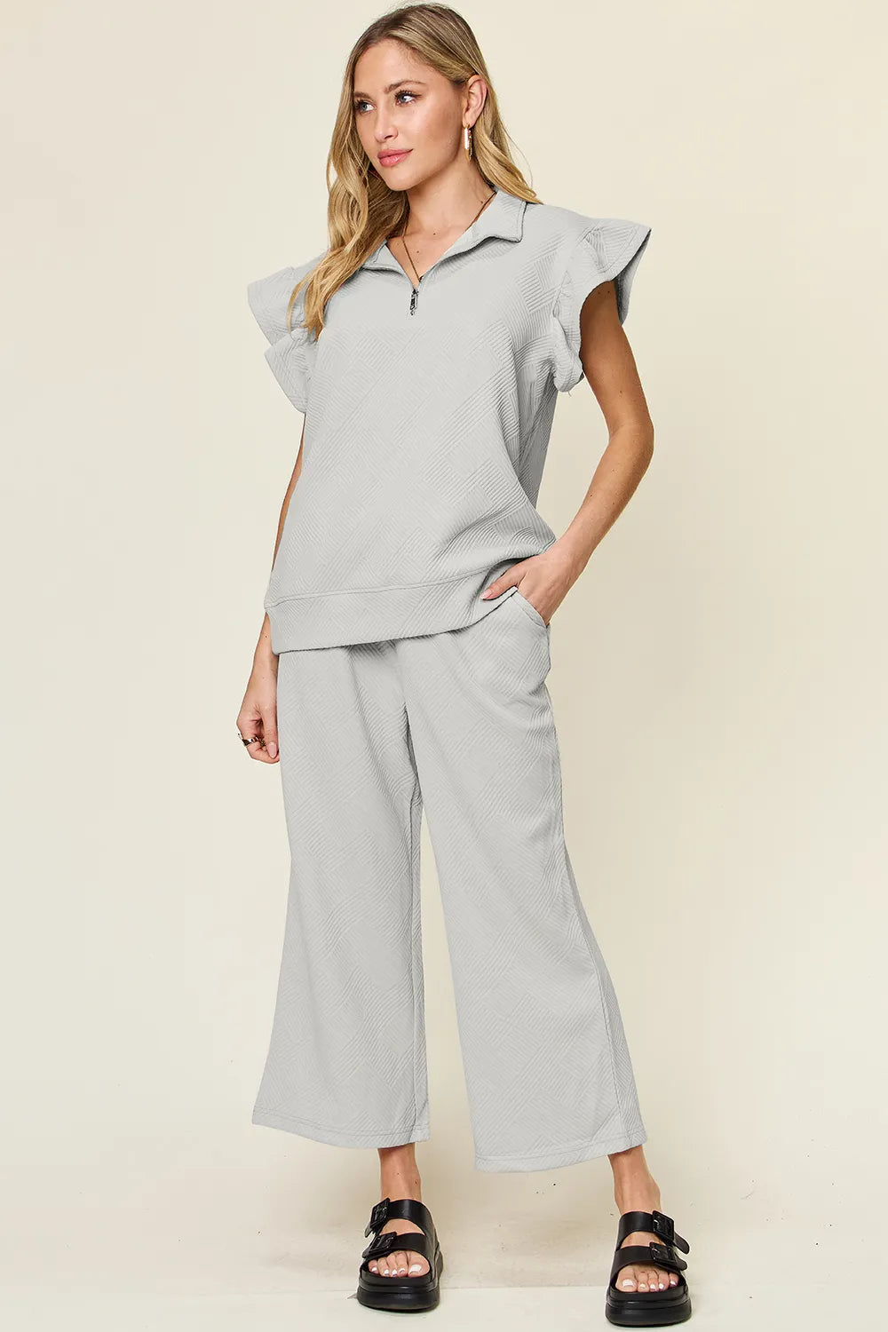 Drawstring waist detail of the wide leg pants
