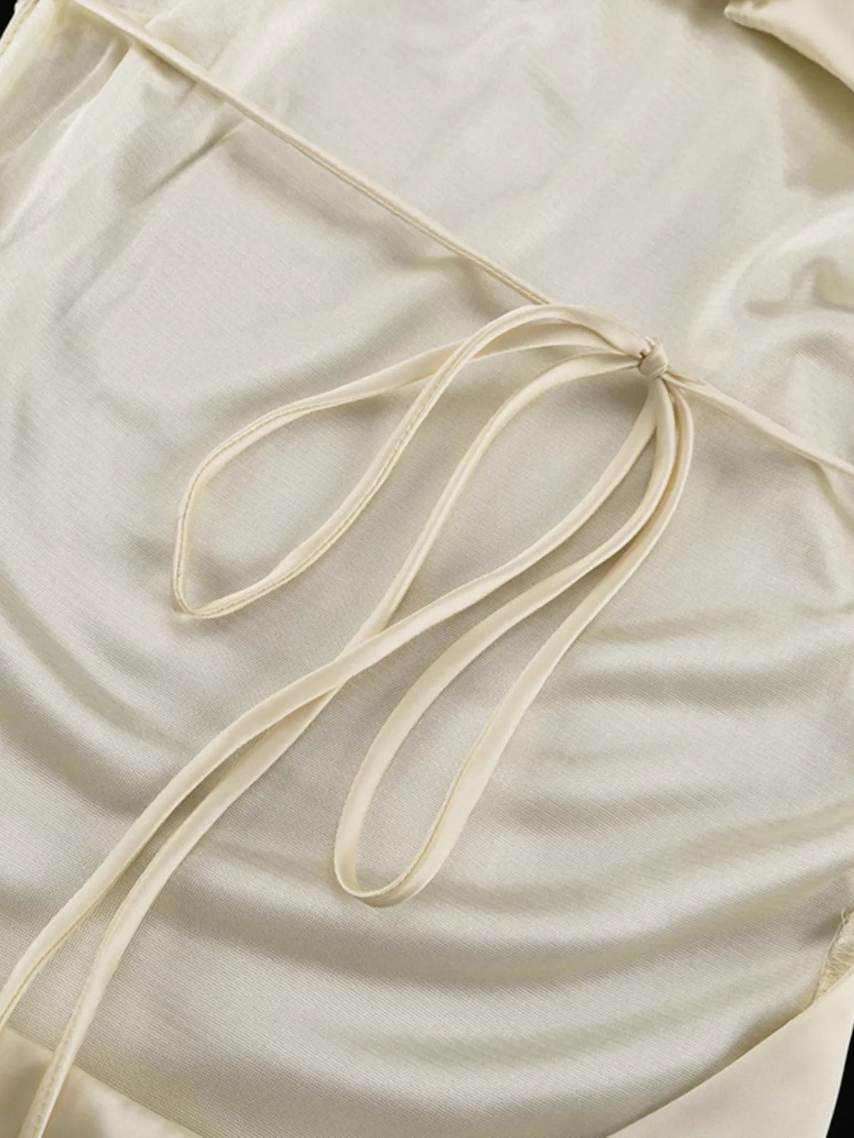 Long sleeve backless dress neckline detail