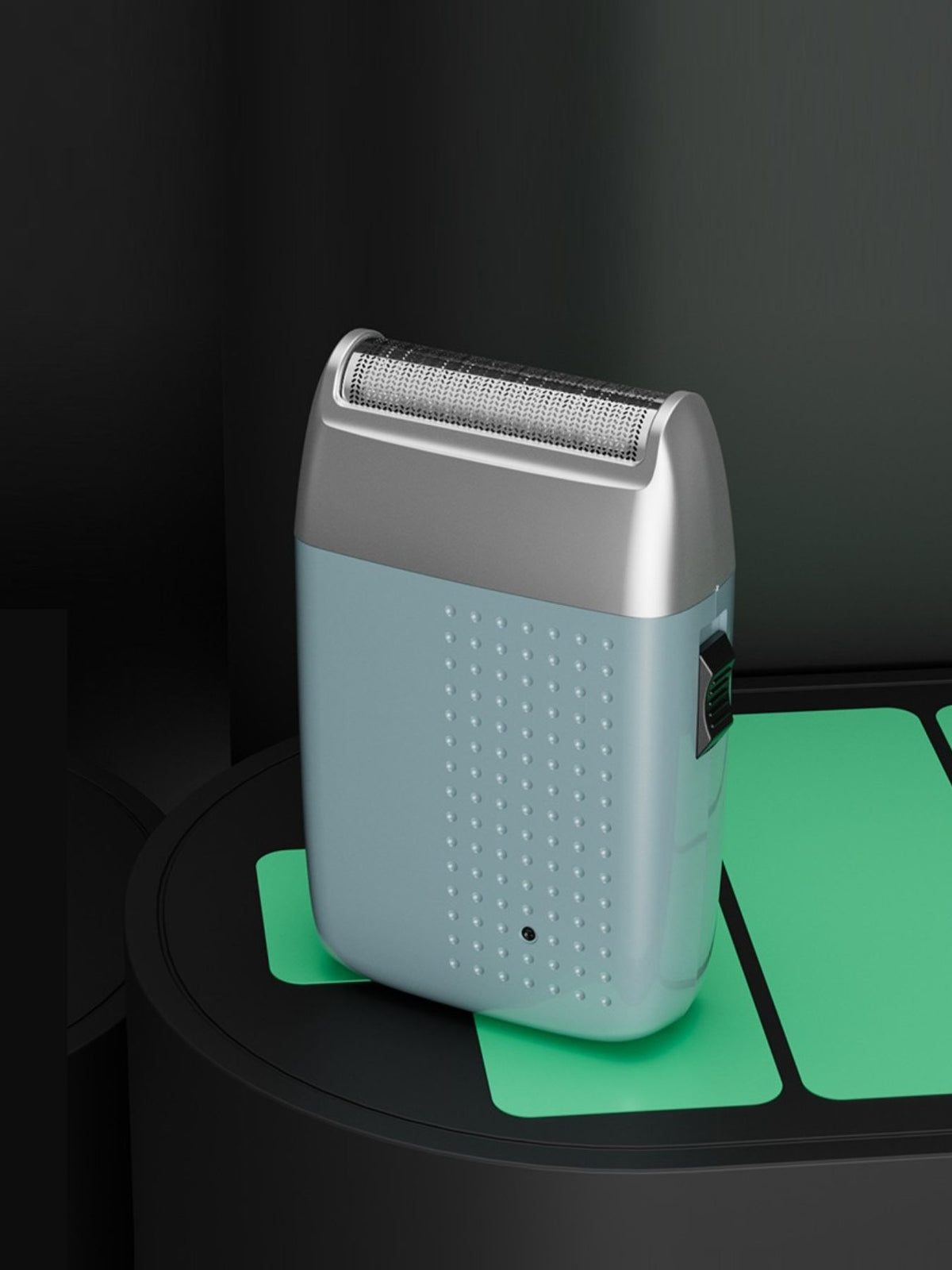 Compact shaver size compared to hand