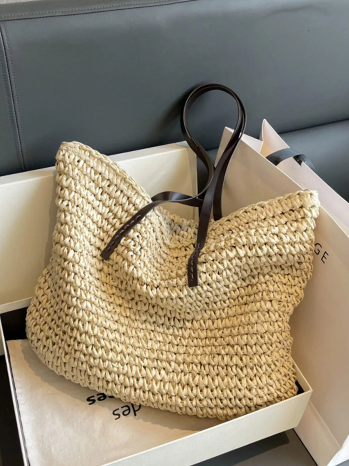 Straw shoulder bag woven texture detail