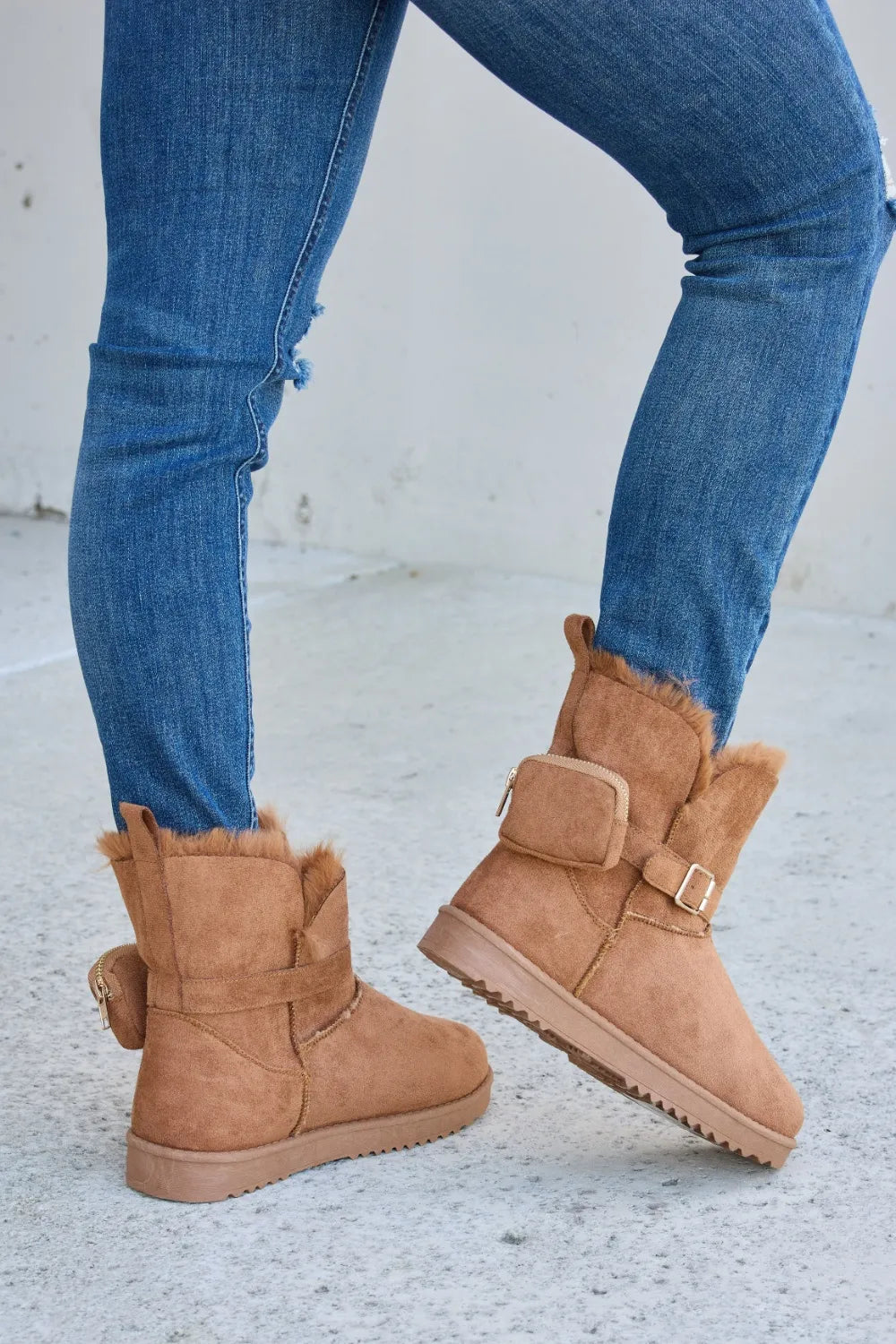 Plush thermal flat boots heel and sole detail