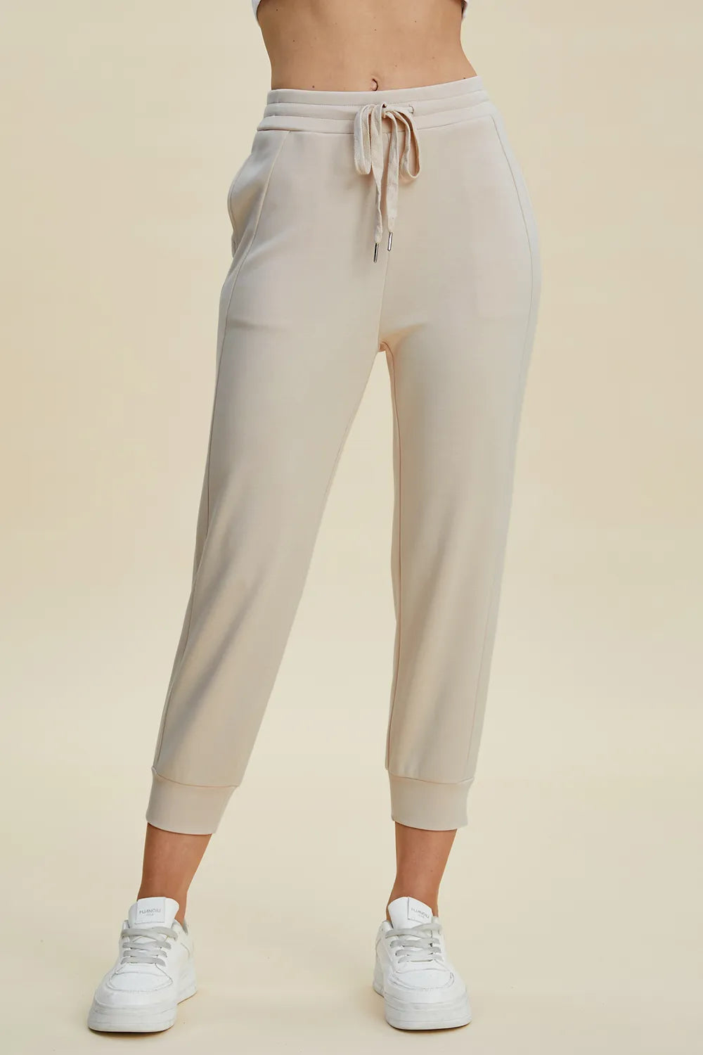 Cropped pants hem detail