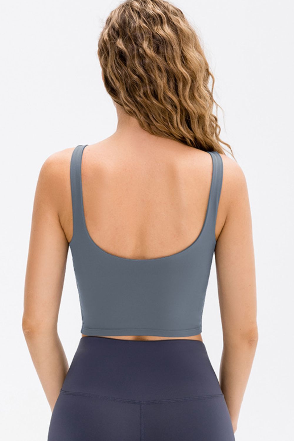 cropped scoop neck active tank fabric detail