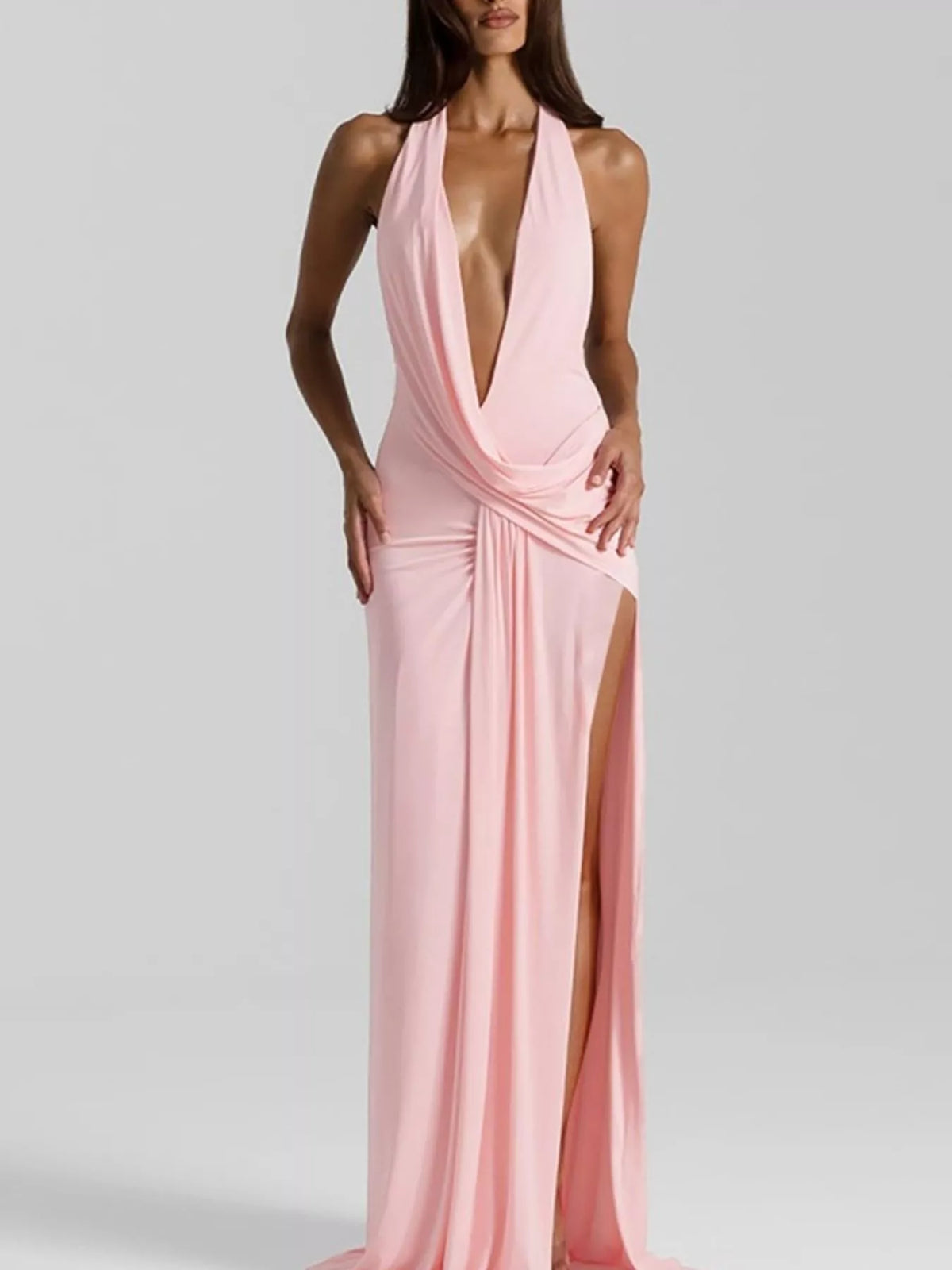 Side profile of the split backless dress