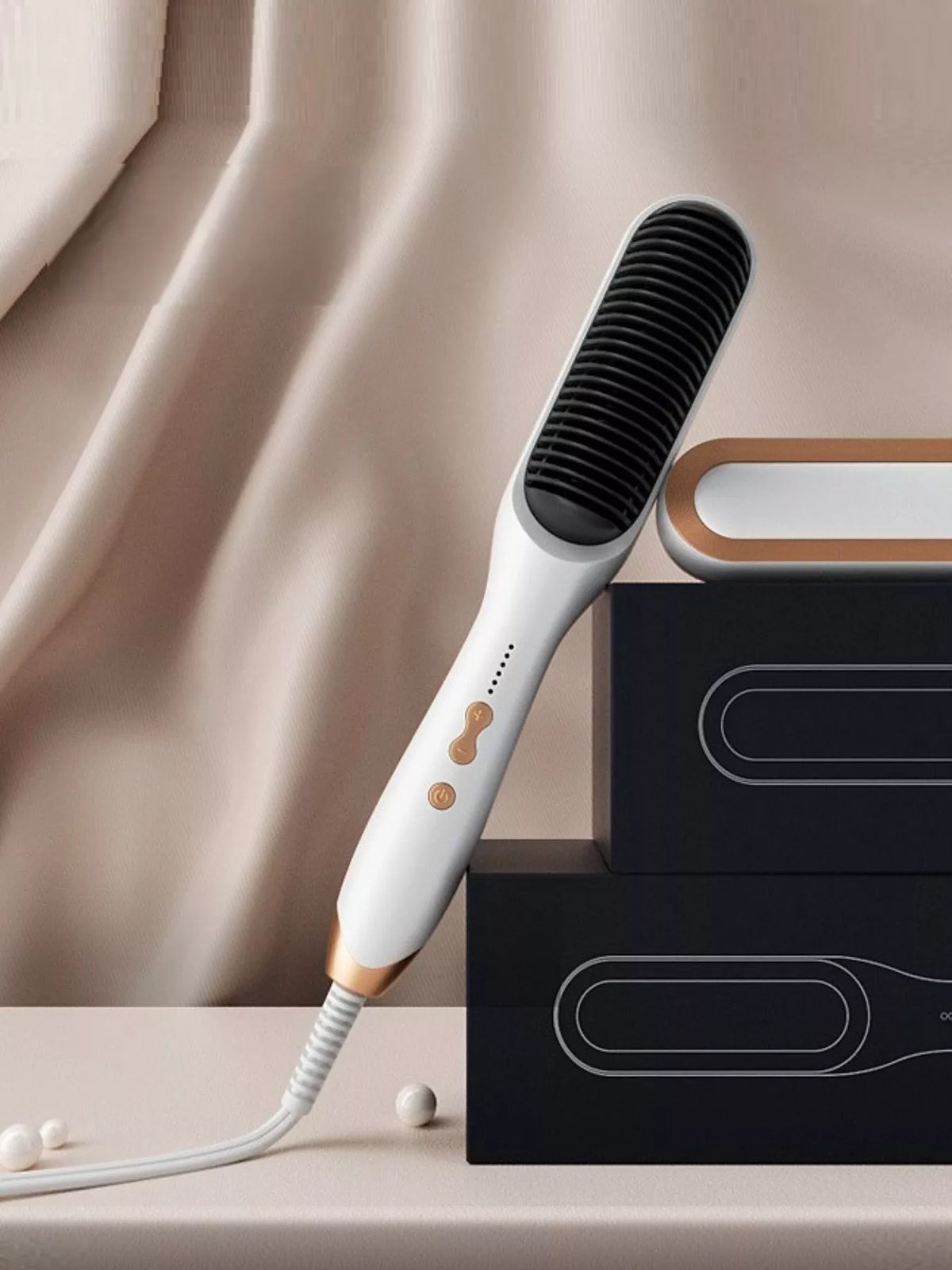 Constant temperature hair straightener