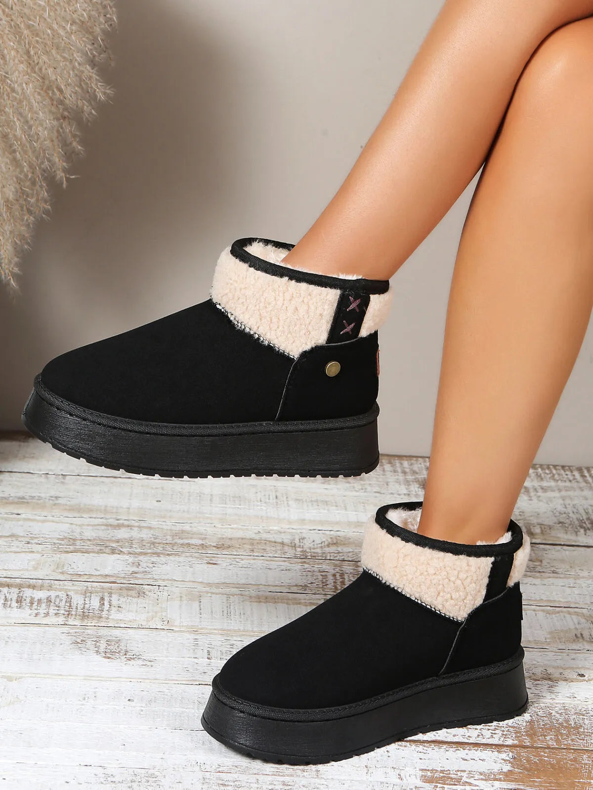 Sherpa lined platform winter boots upper close up