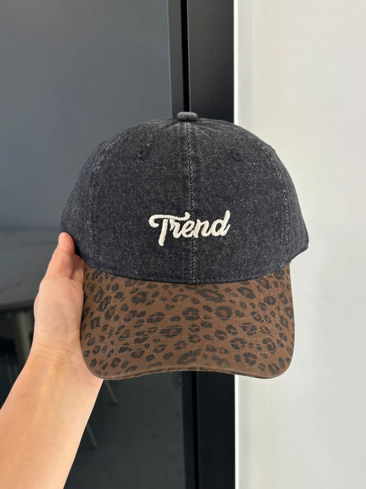 Cotton baseball cap with leopard embroidery detail