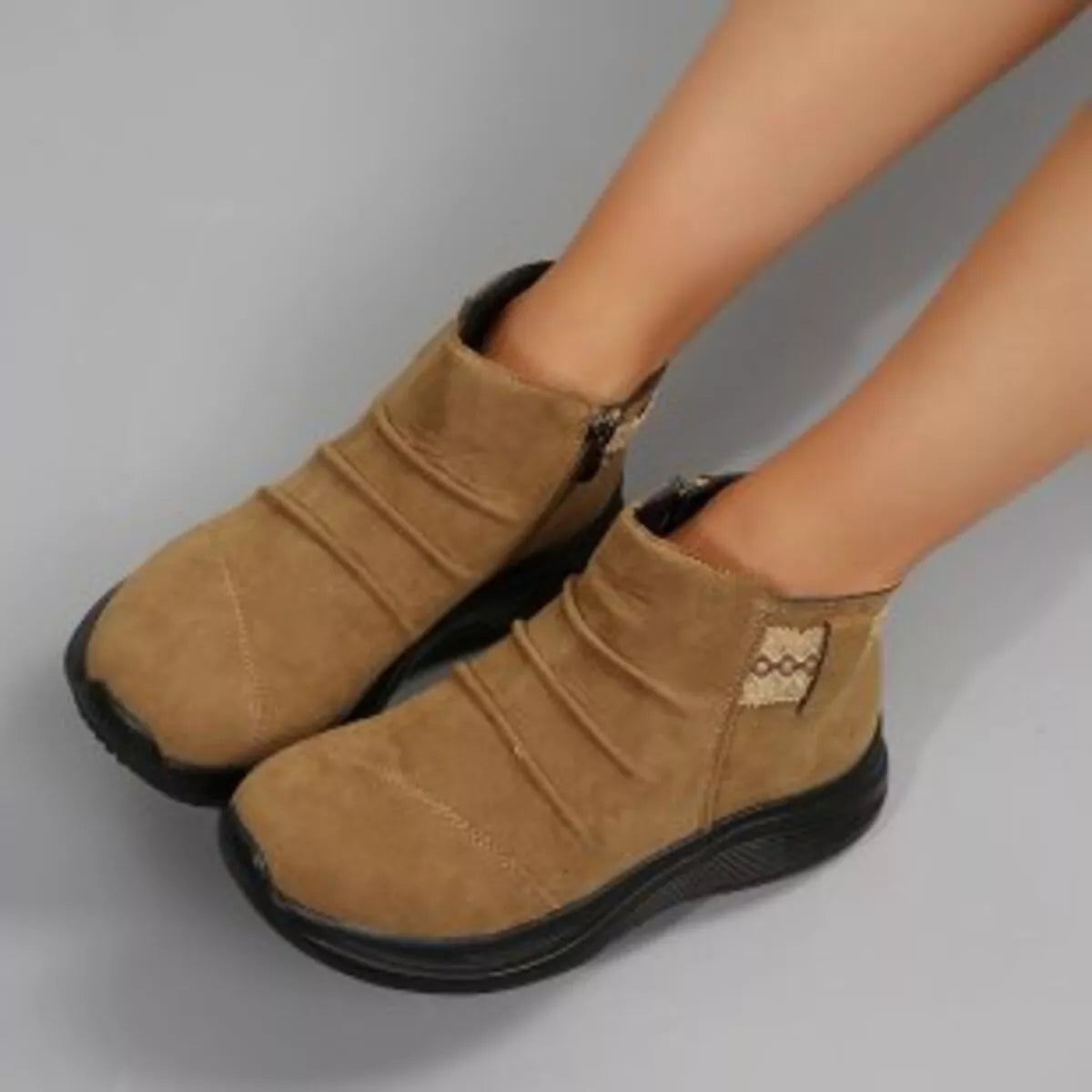 Platform boots round toe toe detail