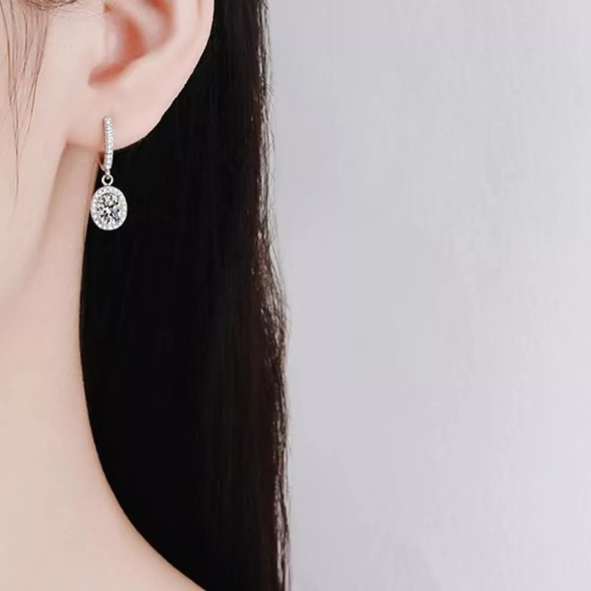 Close view of the moissanite stone set in sterling silver