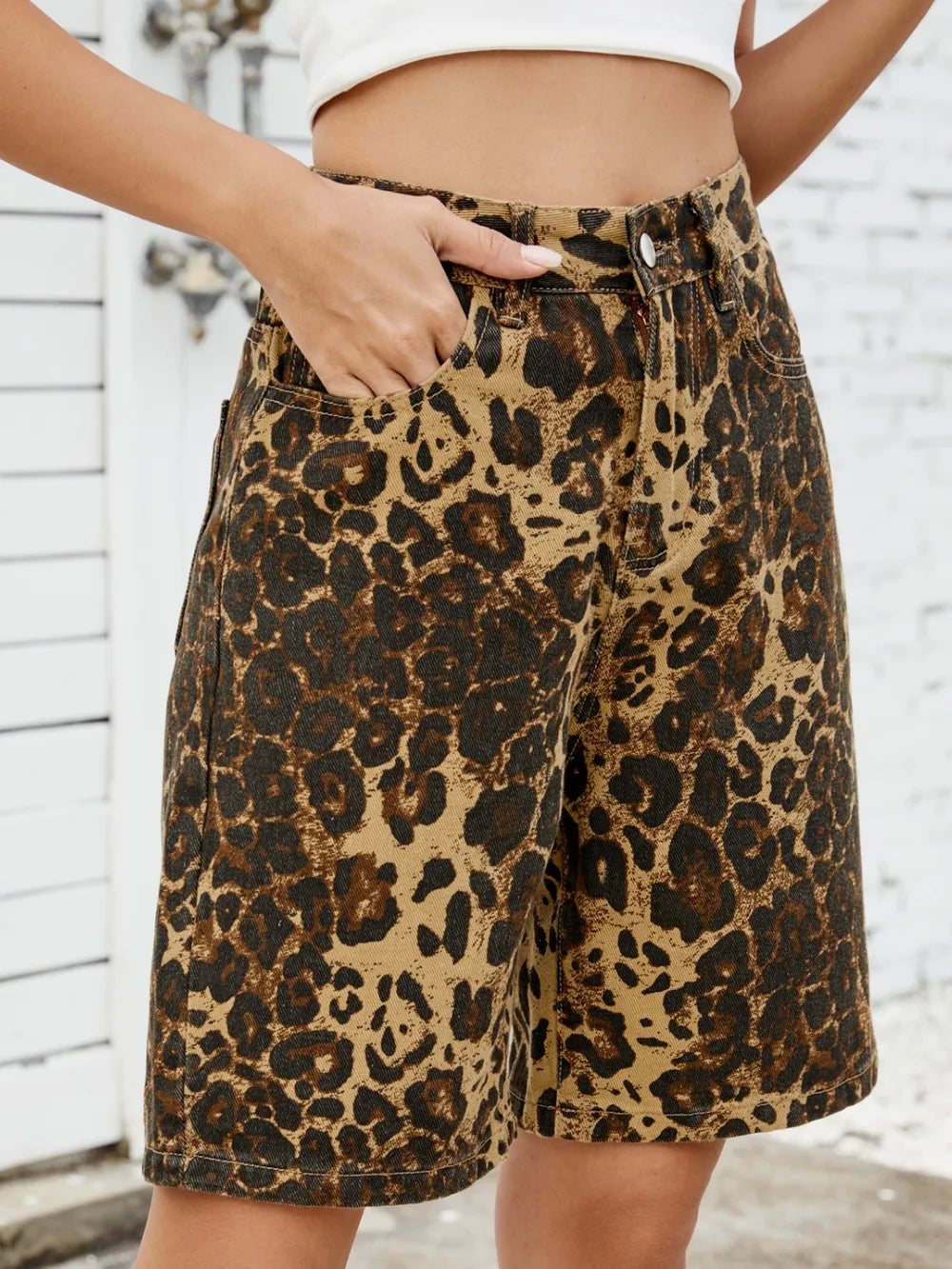 Leopard shorts pocket detail