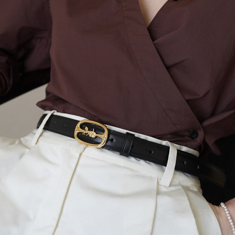 Leather belt with horse carriage buckle front view