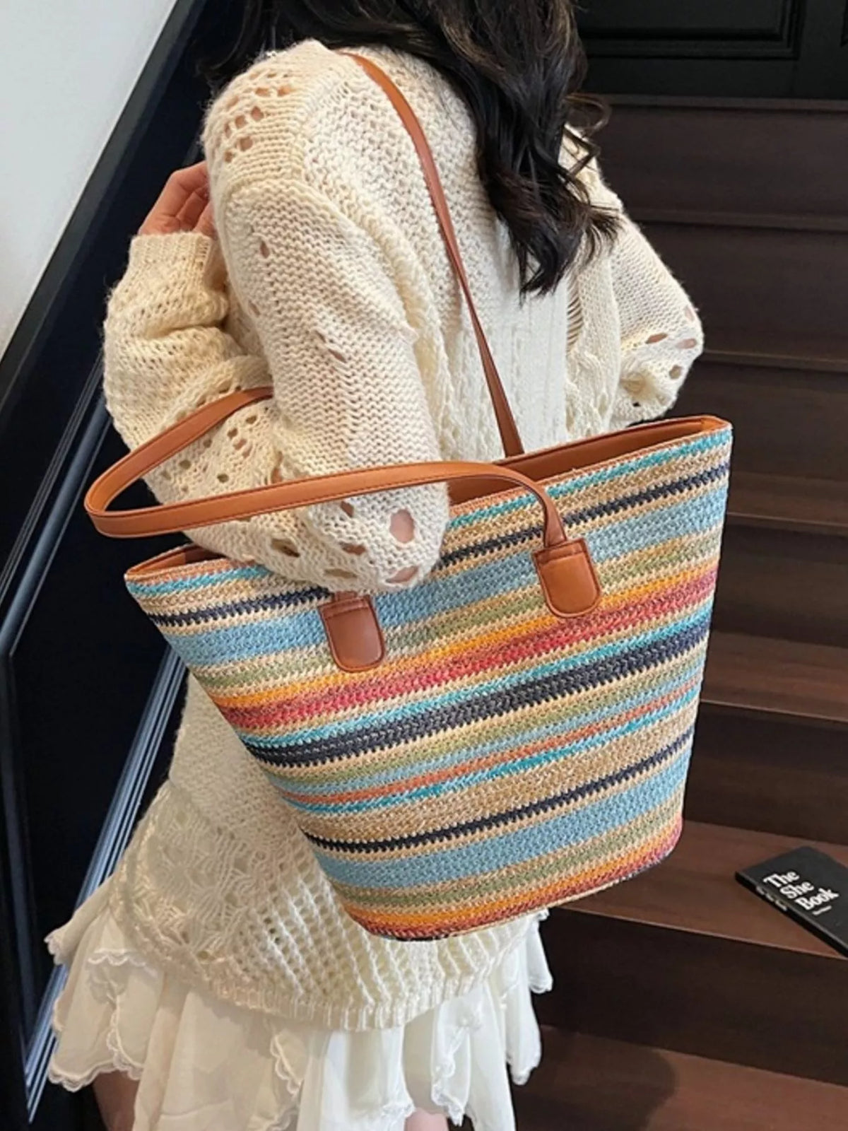 Straw shoulder bag woven texture detail