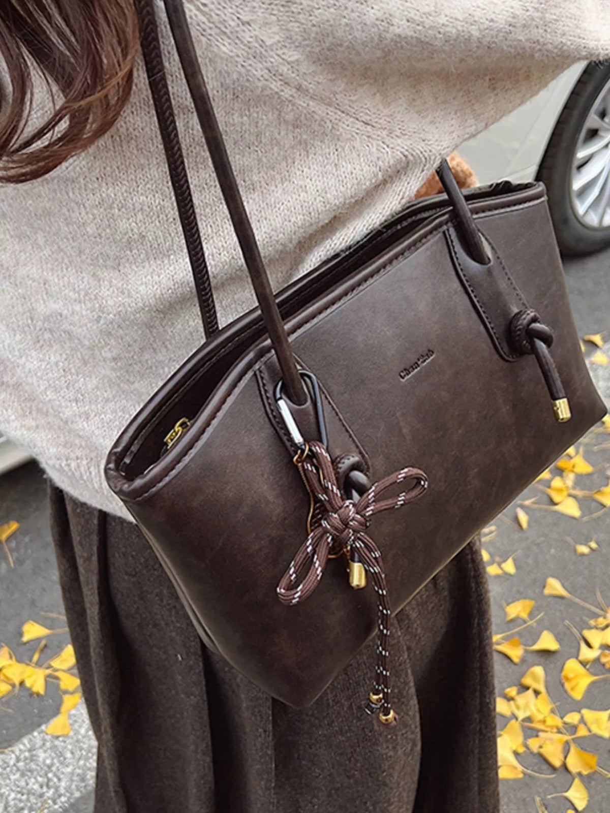 Leather shoulder bag in brown