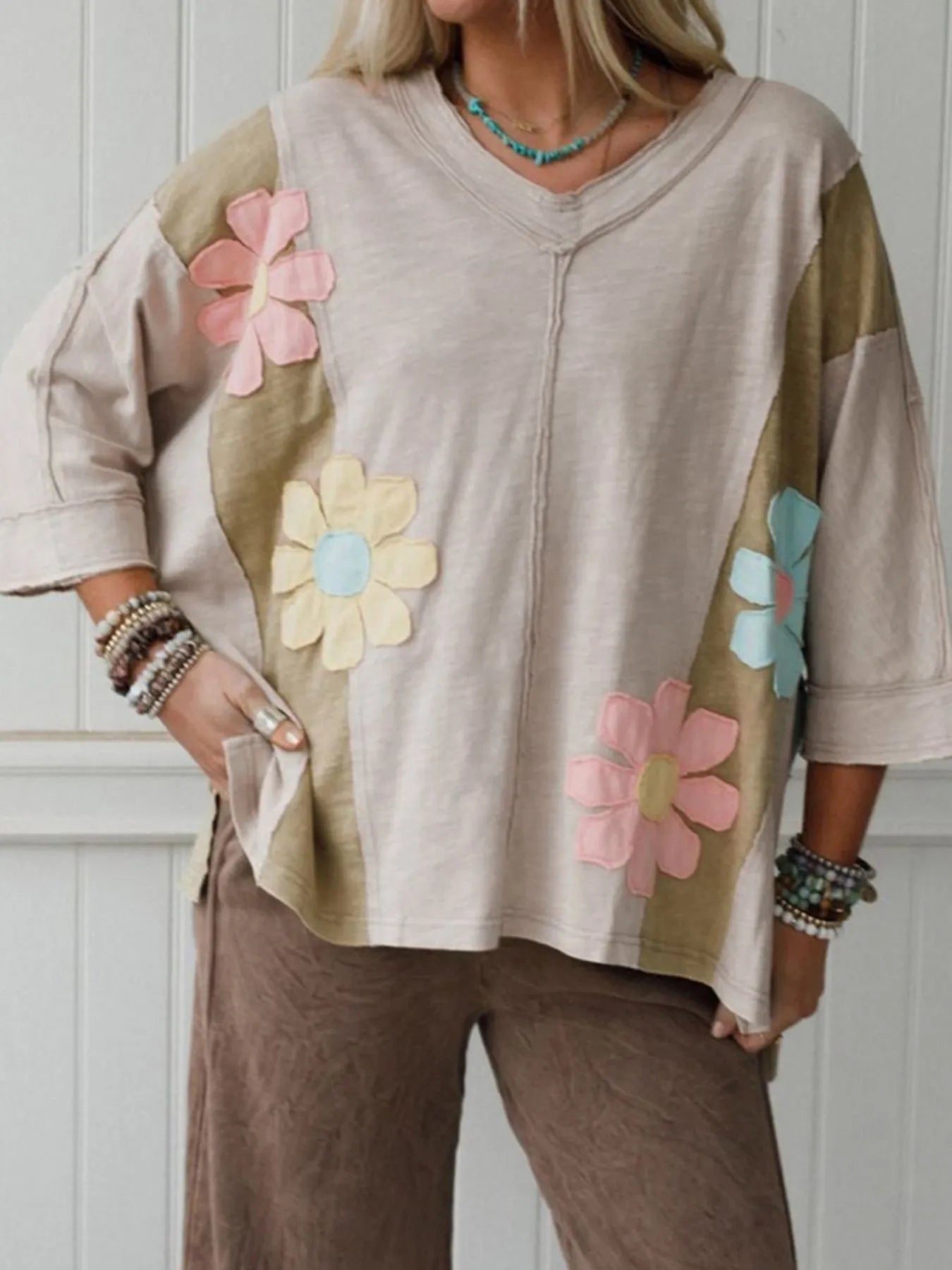 Floral Patch Color Block V-Neck T-Shirt Beige - Fashorio