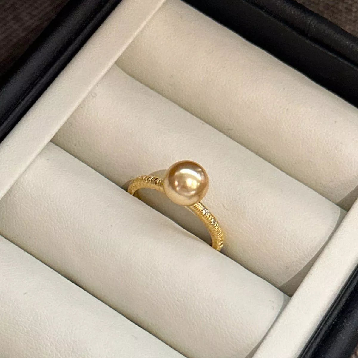 18K gold plated synthetic pearl ring, detail view