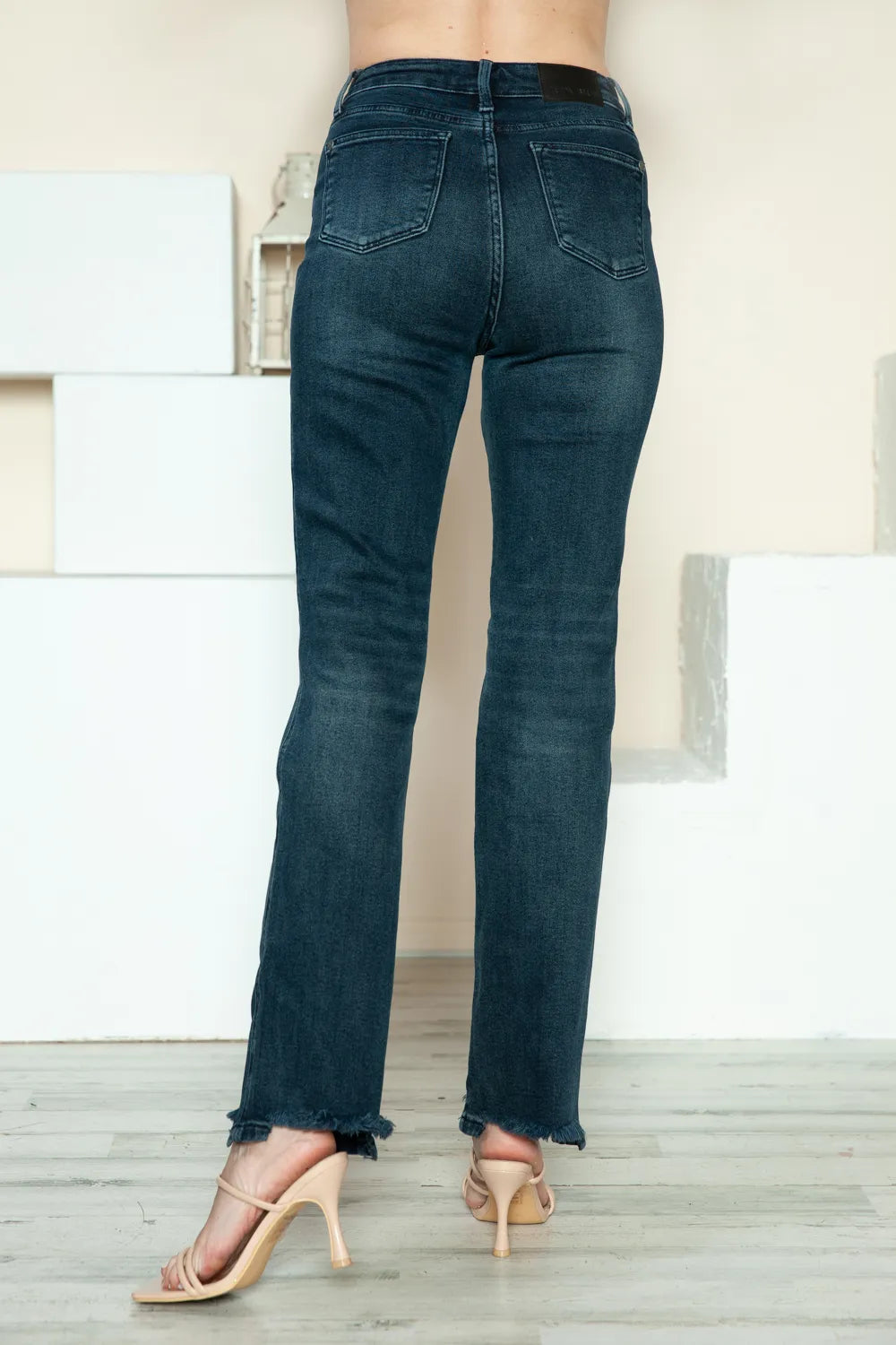 Detail of the front pocket and waistband