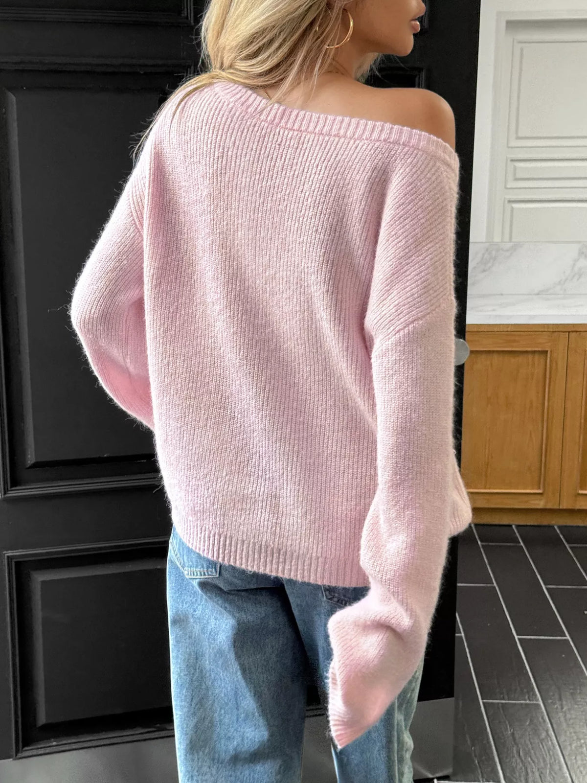 Asymmetric one shoulder neckline detail