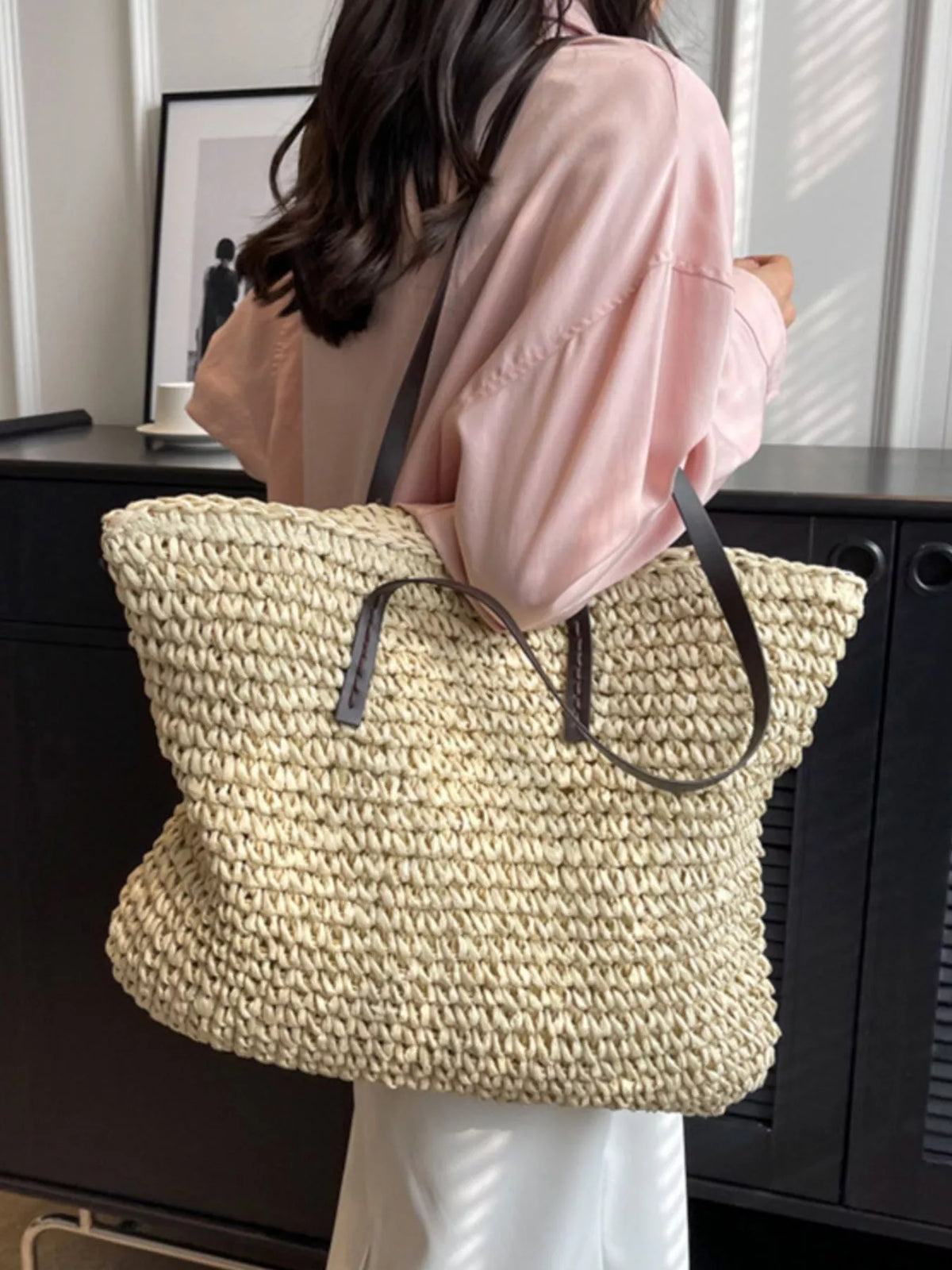 Straw shoulder bag interior view