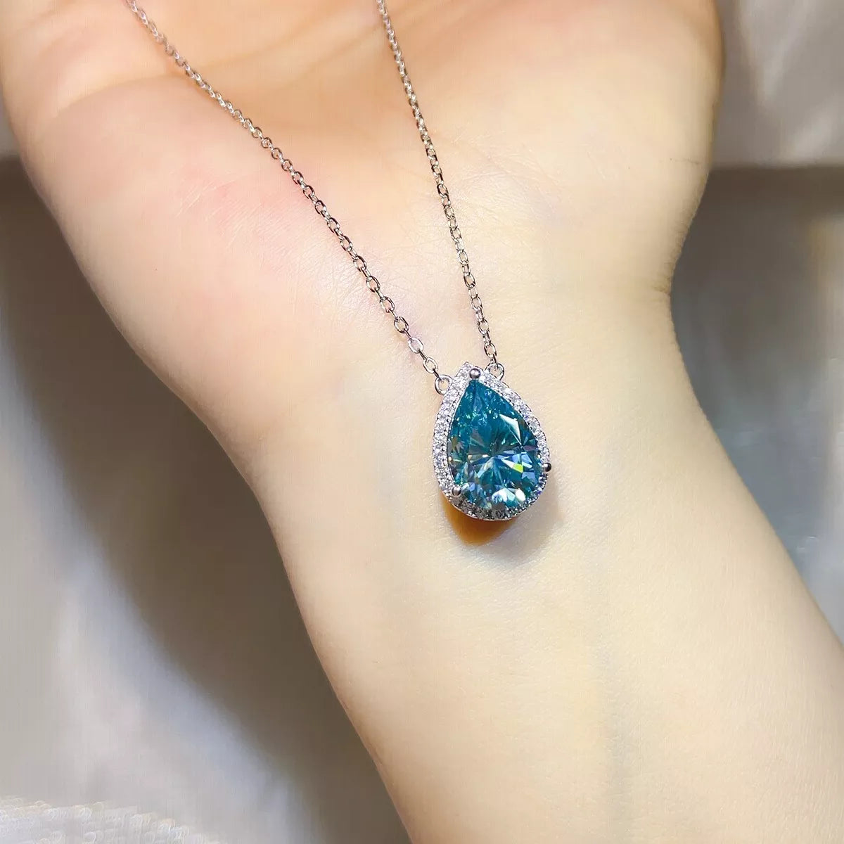 5 carat moissanite pendant stone close up