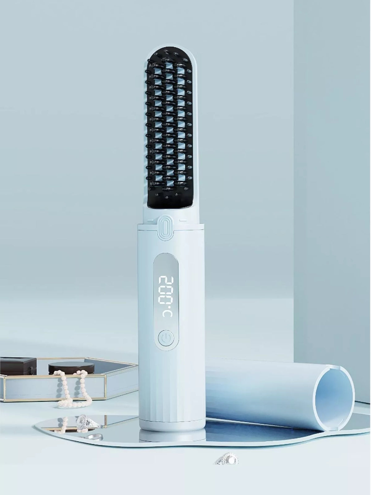 Straightening comb held in hand
