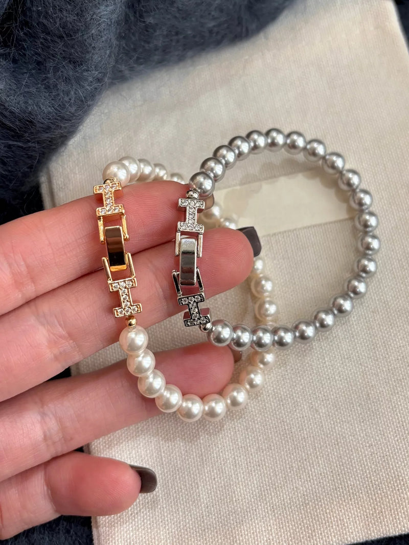 Pearl double H buckle bracelet gold close up