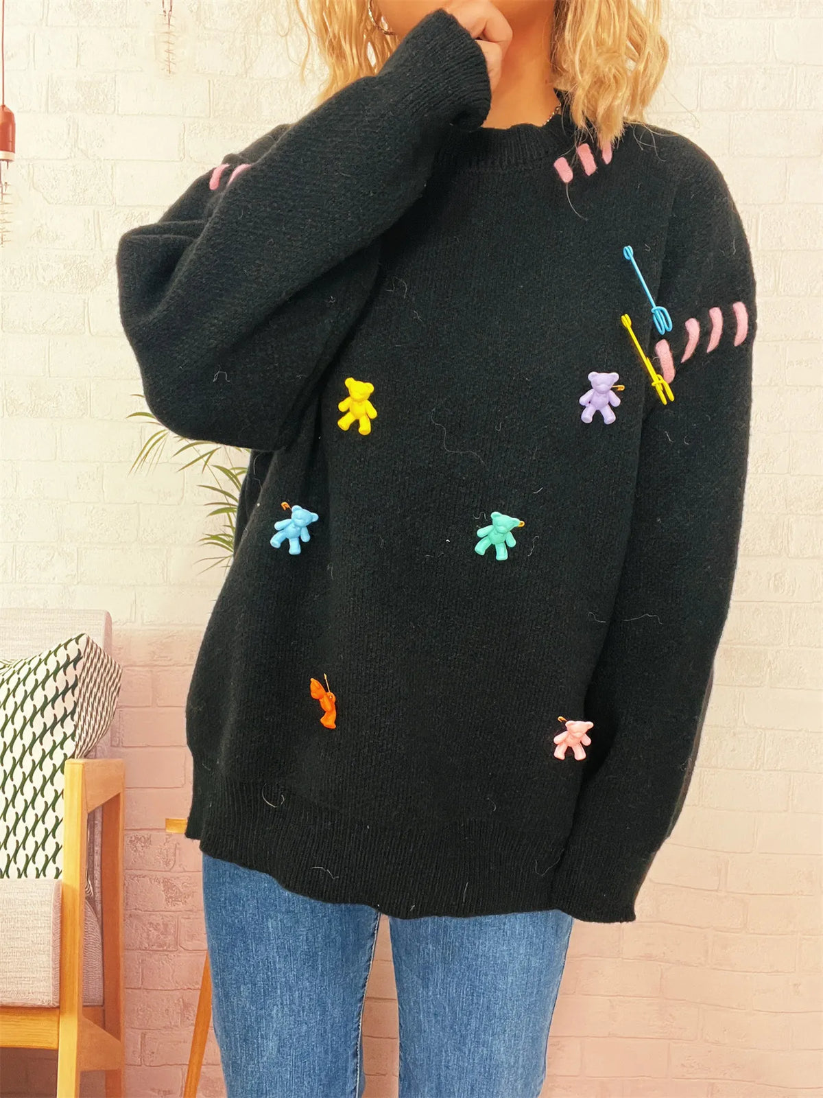 bear applique round neck sweater hem detail