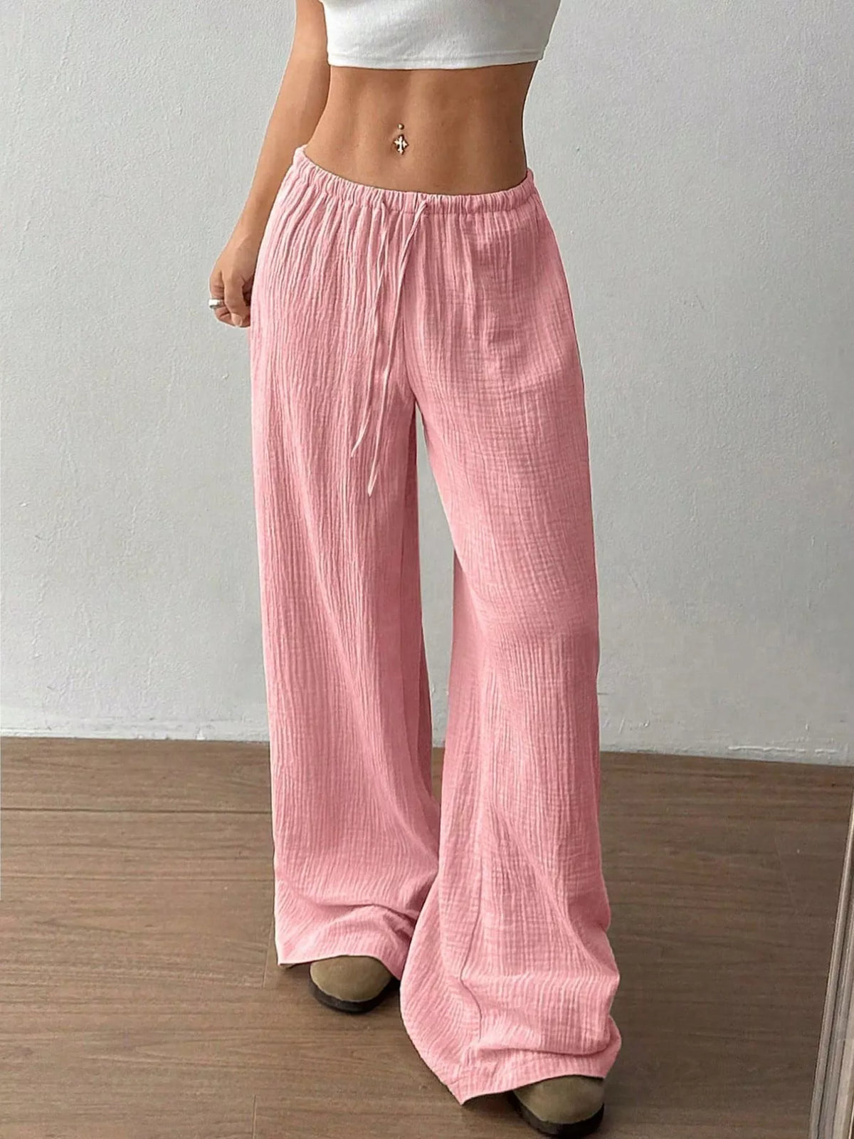 Hem detail on the wide leg cotton pants
