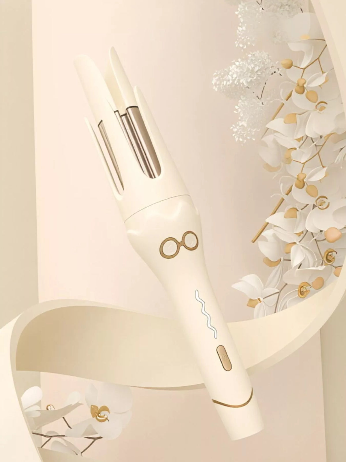 Automatic hair curler in hand