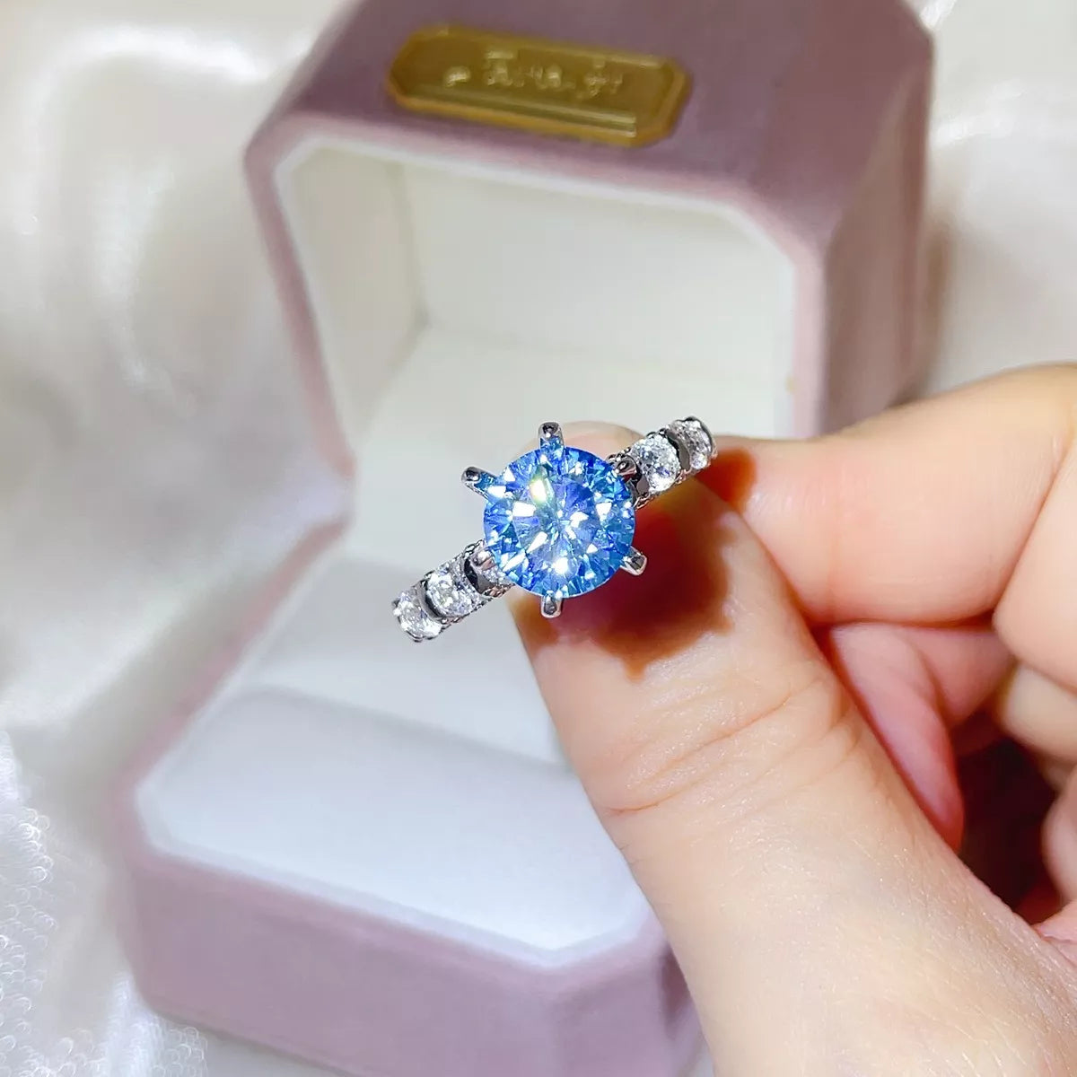 Close up of the blue moissanite stone and setting