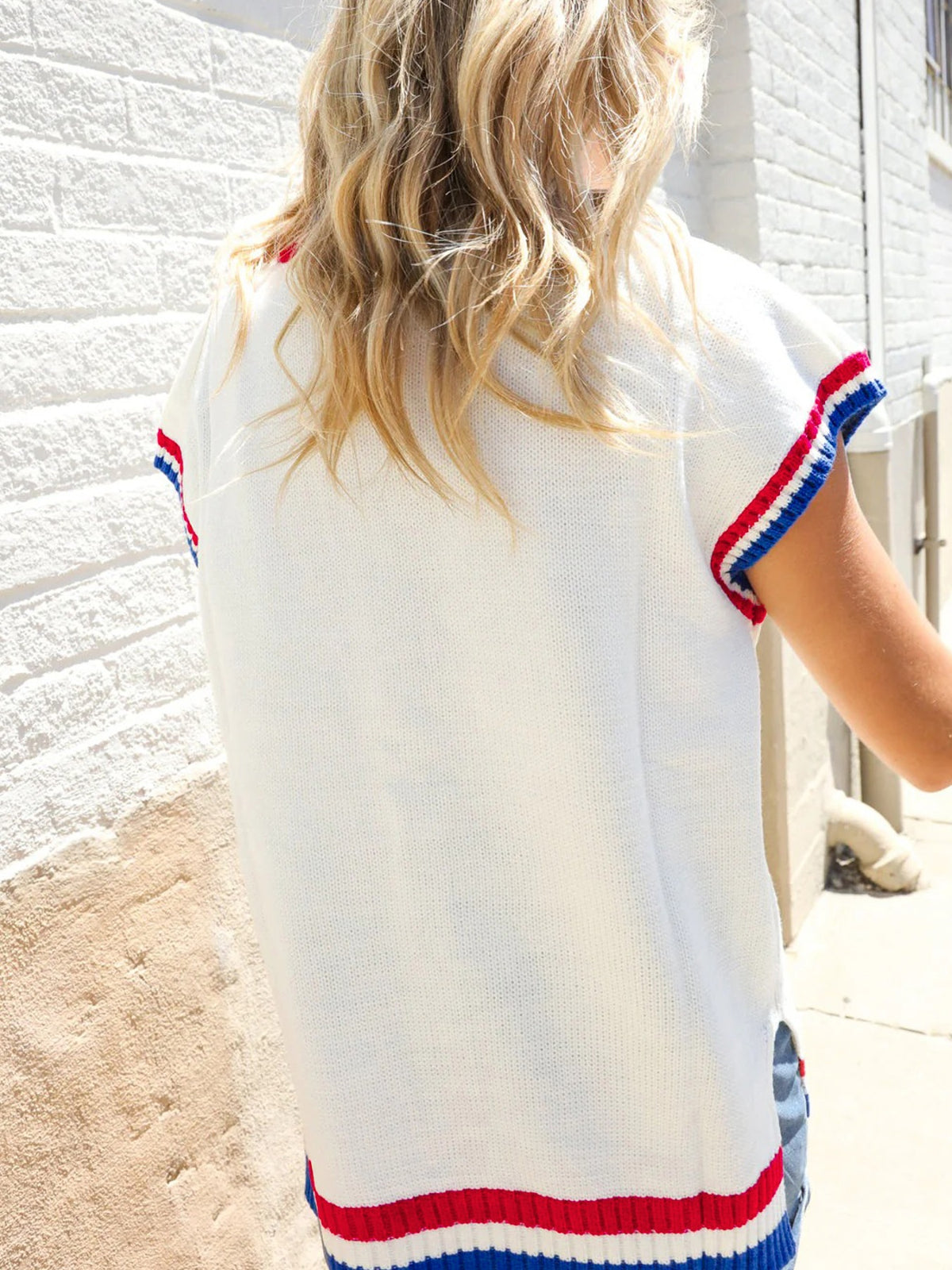 Round neck contrast striped sweater vest side view