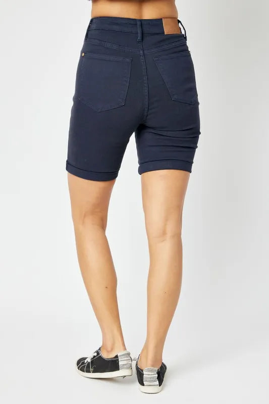 Detail of the Bermuda short hem above the knee