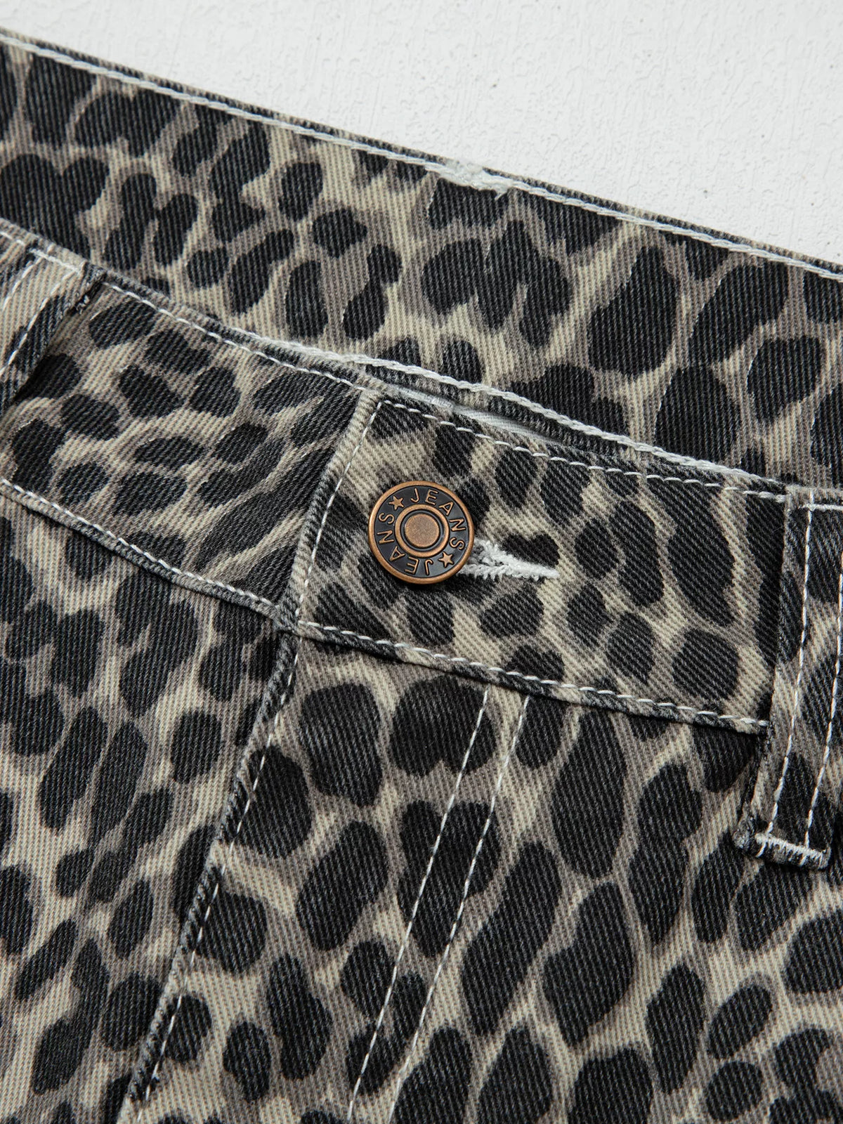 Tapered ankle detail on barrel jeans