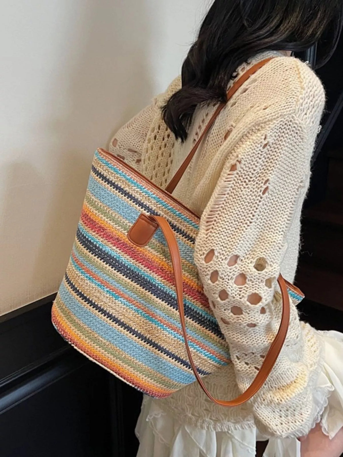 Straw shoulder bag interior view