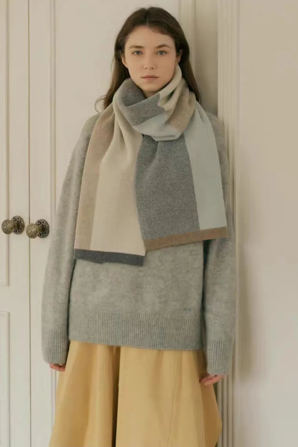 Close view of the contrast trim on the thermal scarf