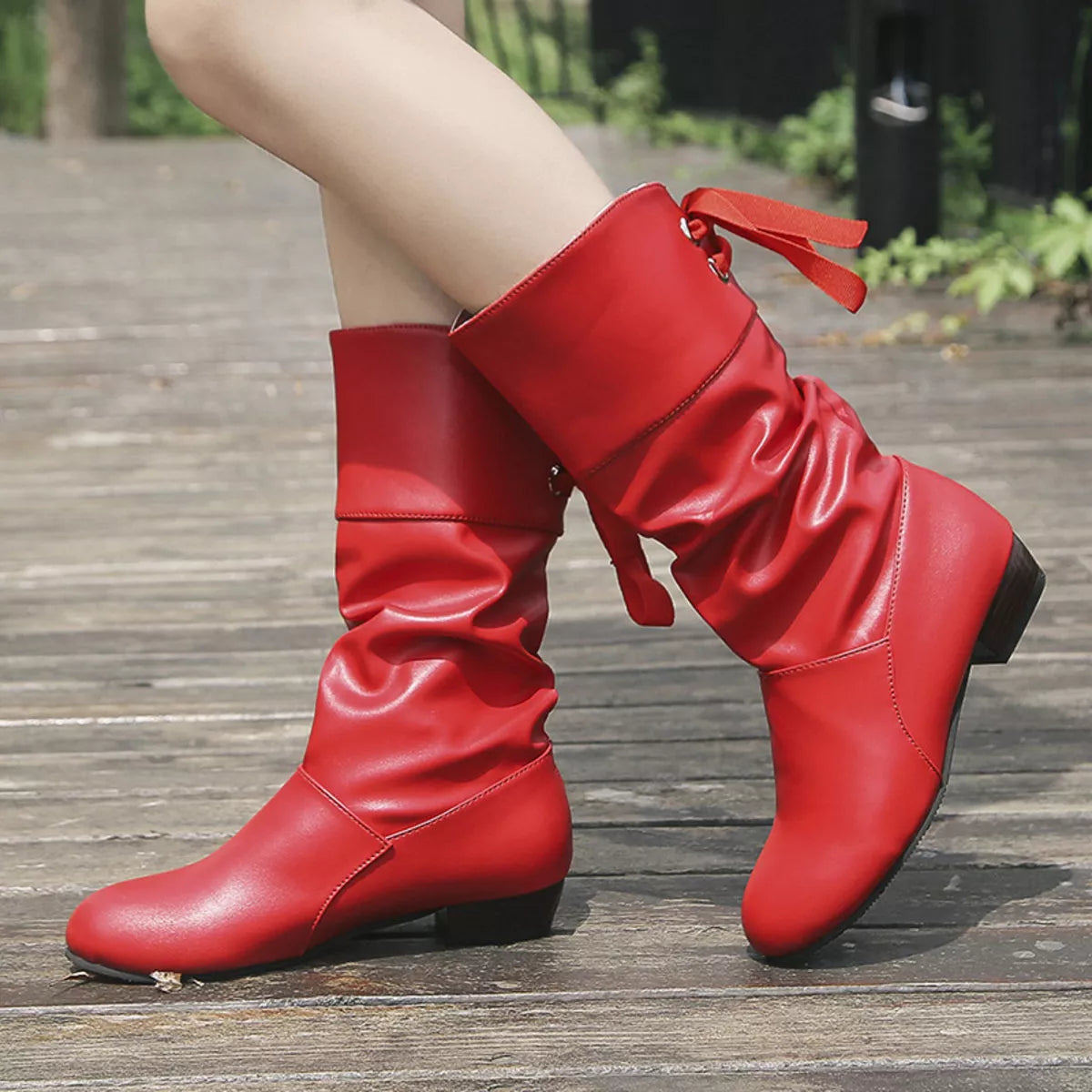 Round toe block heel boots shaft detail
